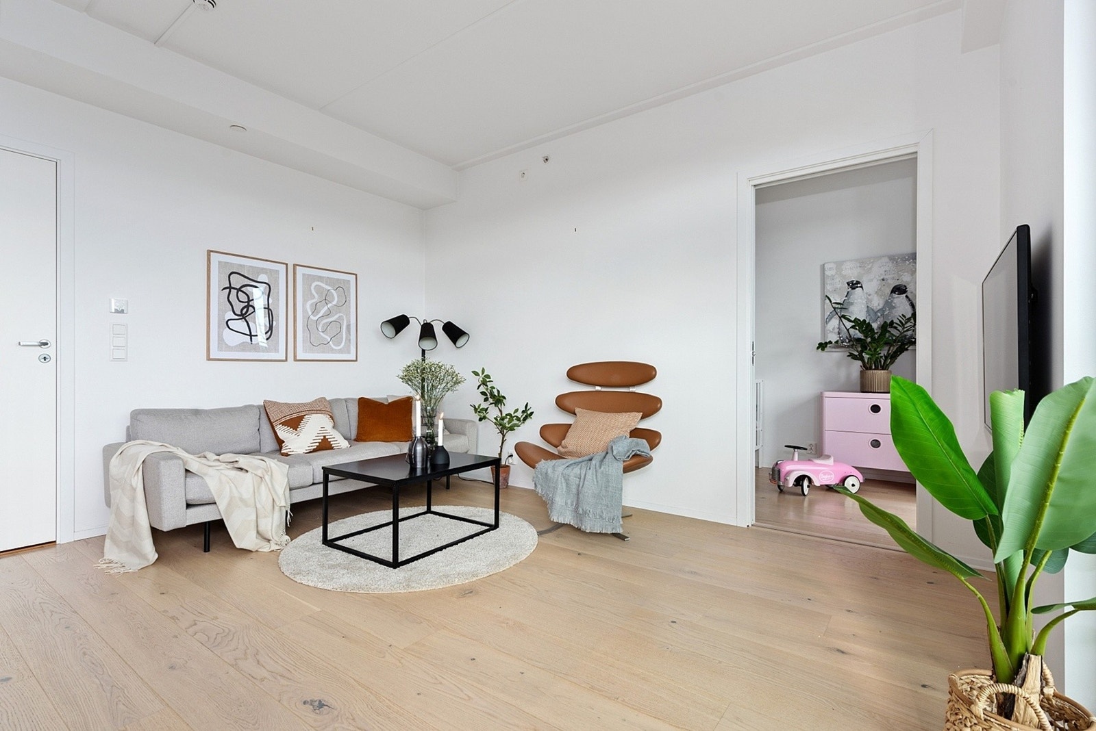 Stuen har god plass til å innrede en deilig sofagruppe med tilhørende møblement Galleribilde