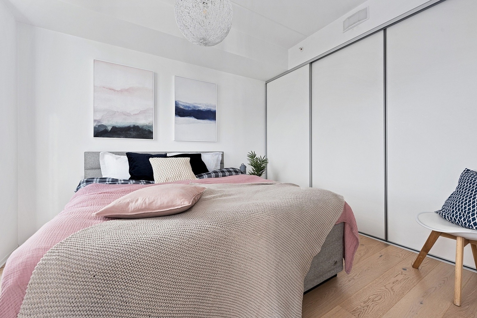 Soverommet har god plass til dobbeltseng og nattbord, samt et romslig integrert garderobeskap med rikelig oppbevaringsplass Galleribilde