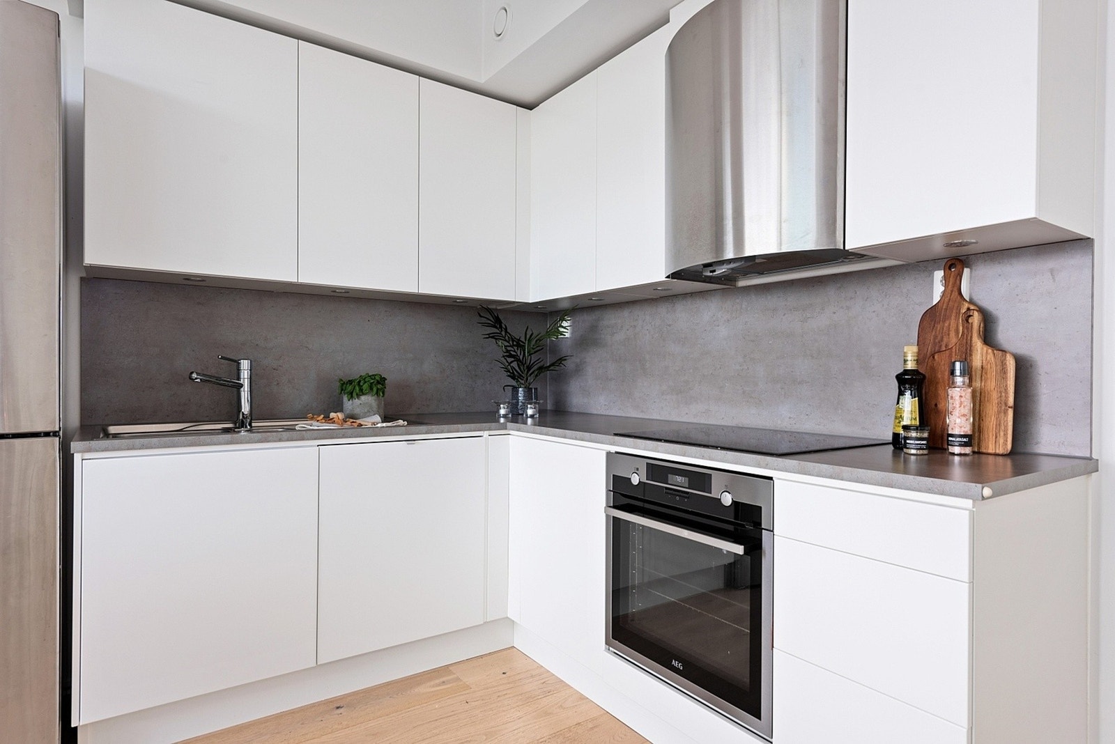 Her har du rikelig med skap- og benkeplass sørger for et funksjonelt og arbeidsvennlig kjøkken Galleribilde