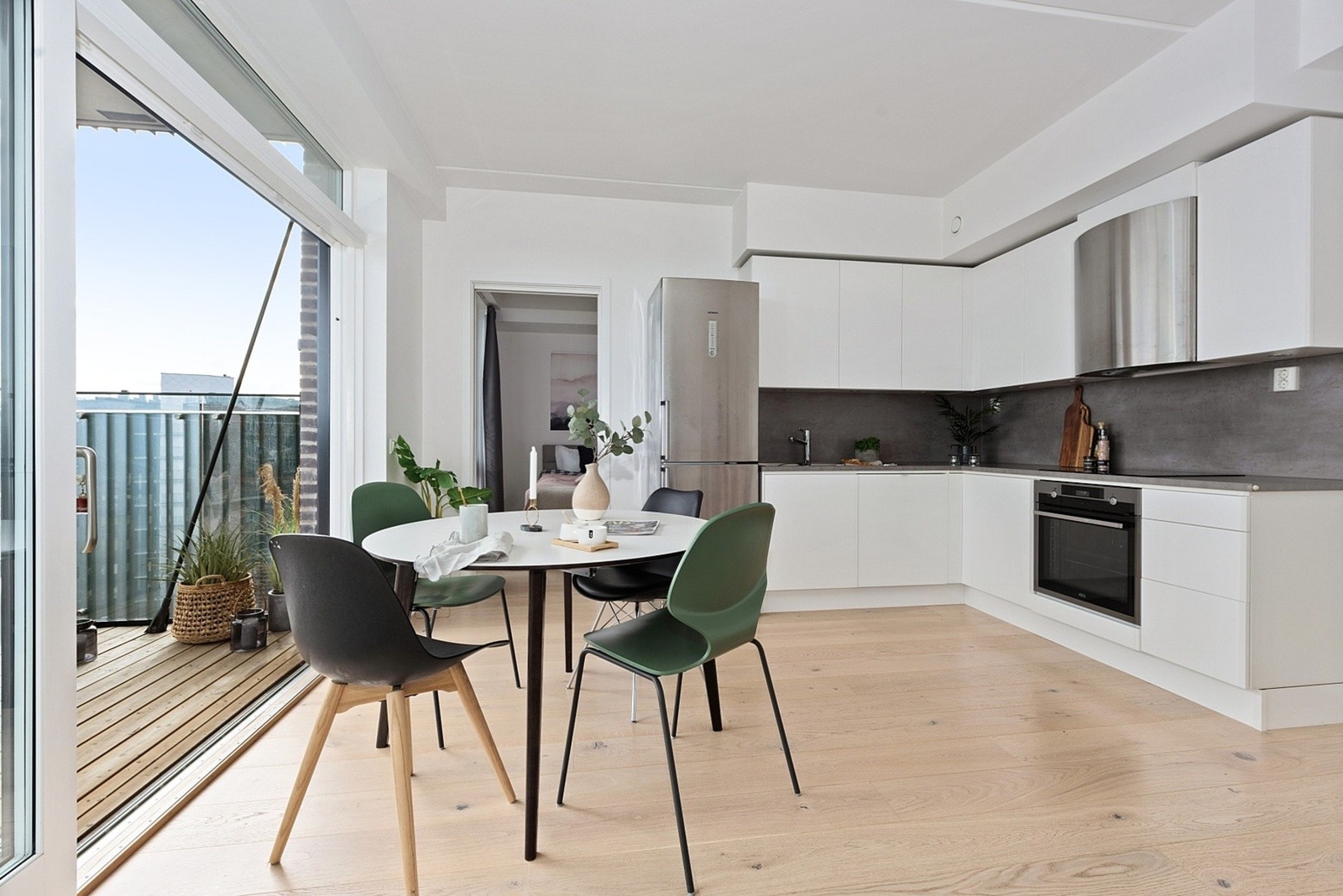 Stuen har, i tilknytning til kjøkken, god plass til å innrede en større spisegruppe Galleribilde