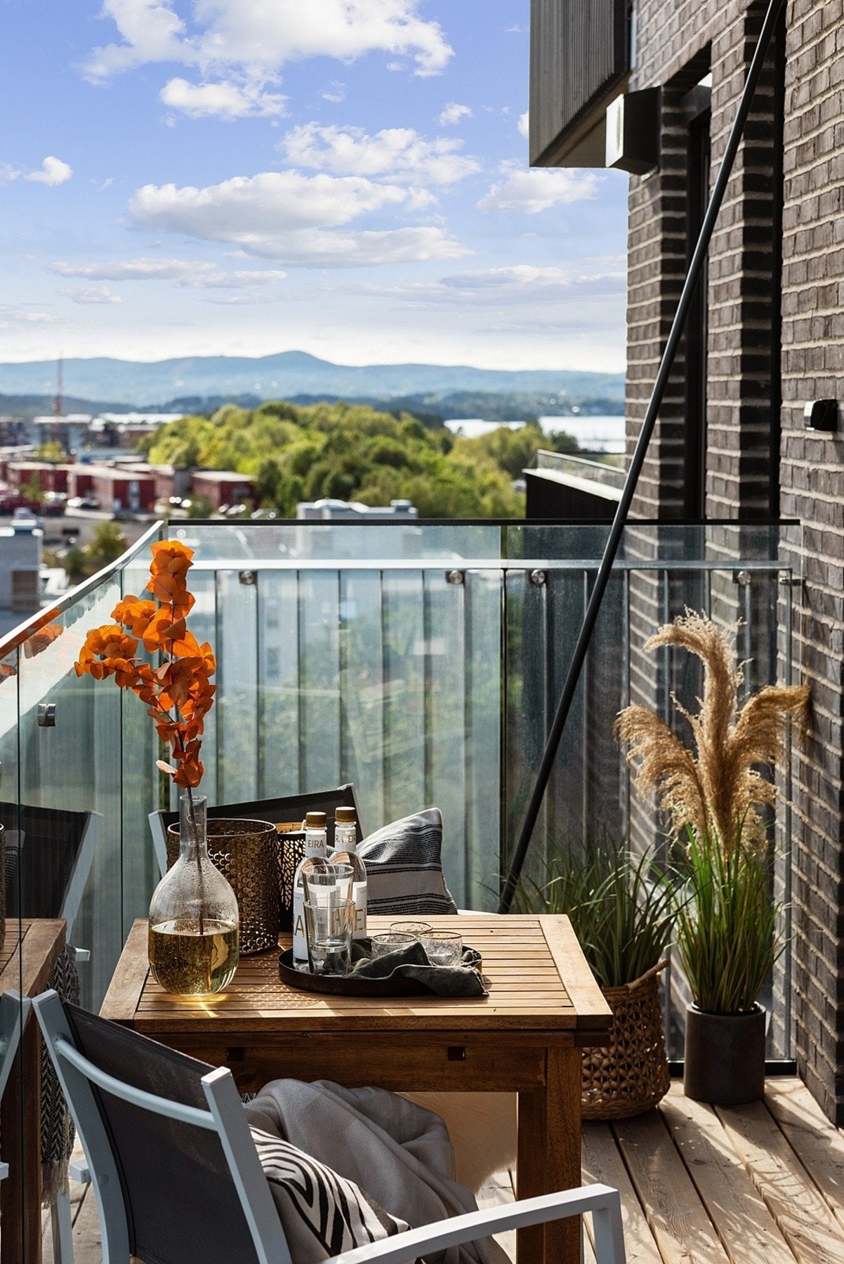 Perfekt for å nyte ettermiddagssolen i ly for vær og vind Galleribilde