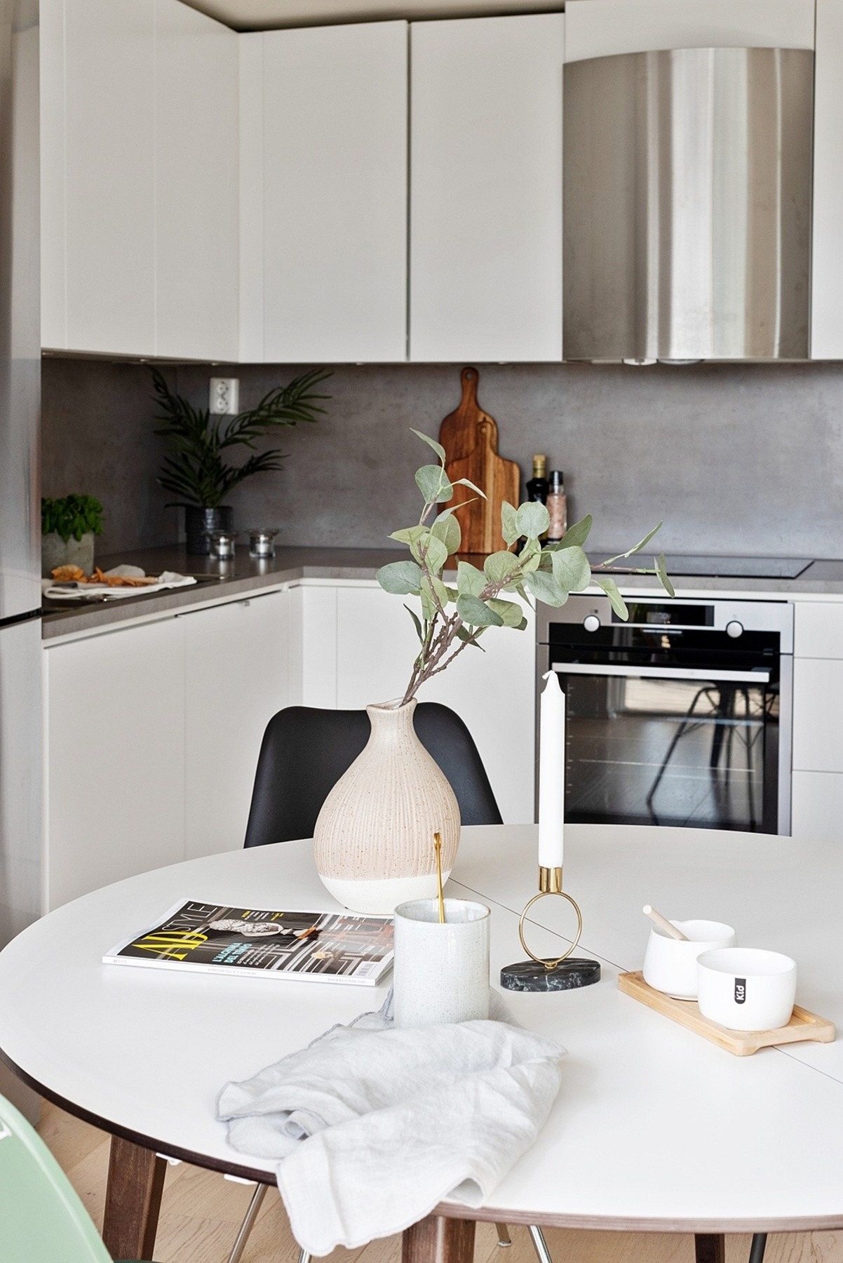 Moderne kjøkkeninnredning fra byggeår med slette fronter og benkeplate av laminat. Galleribilde