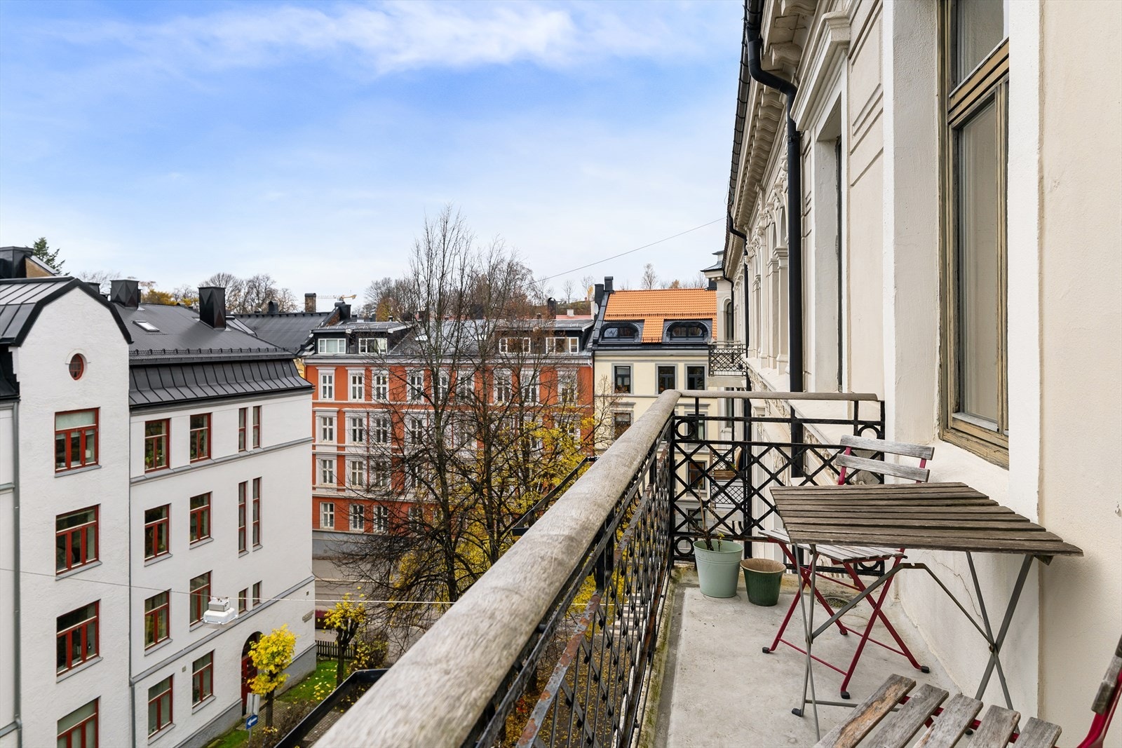 Sydvendt balkong med gode solforhold Galleribilde