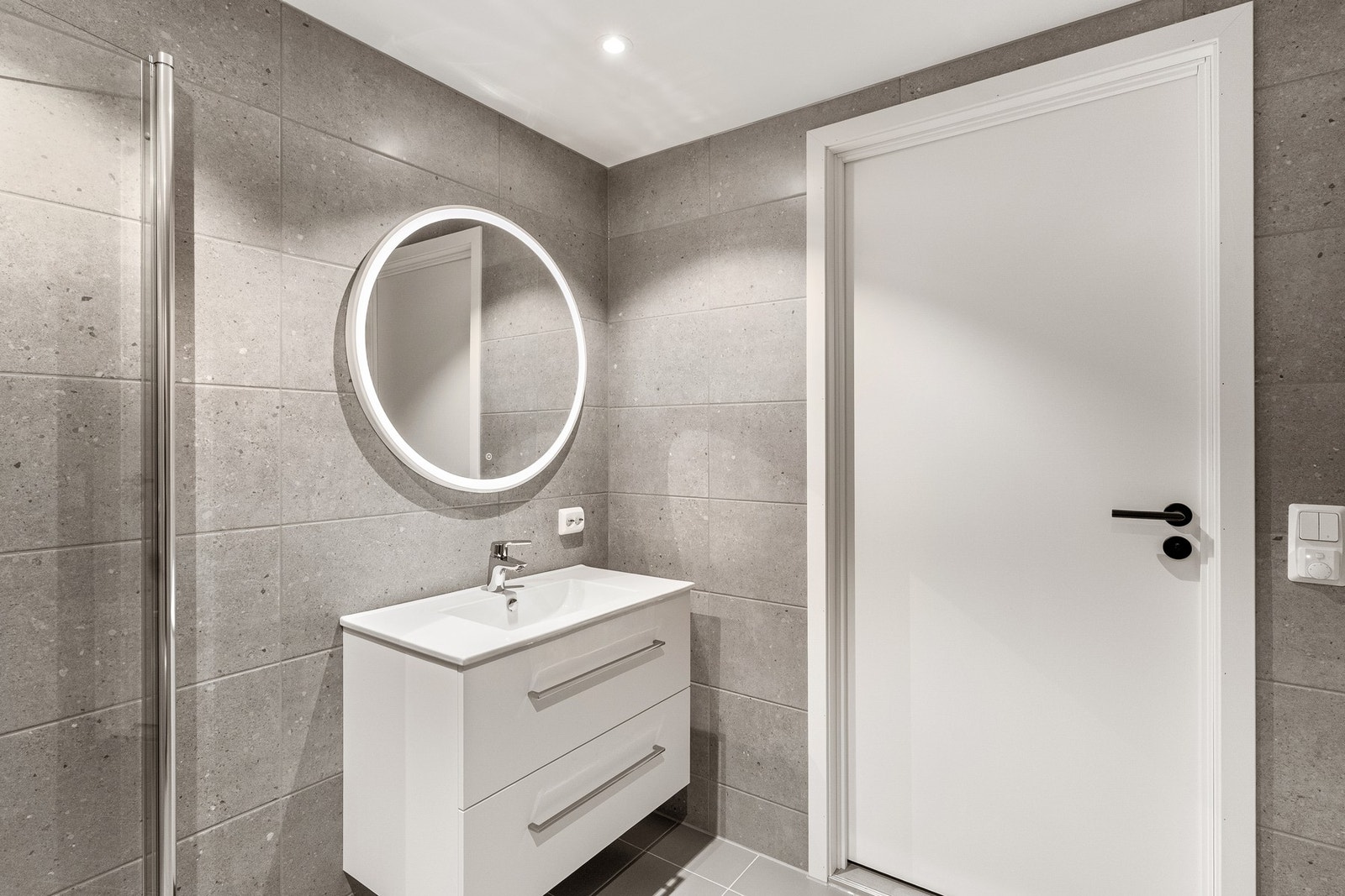 Moderne baderomsmøbler og speil med ringlys. Galleribilde