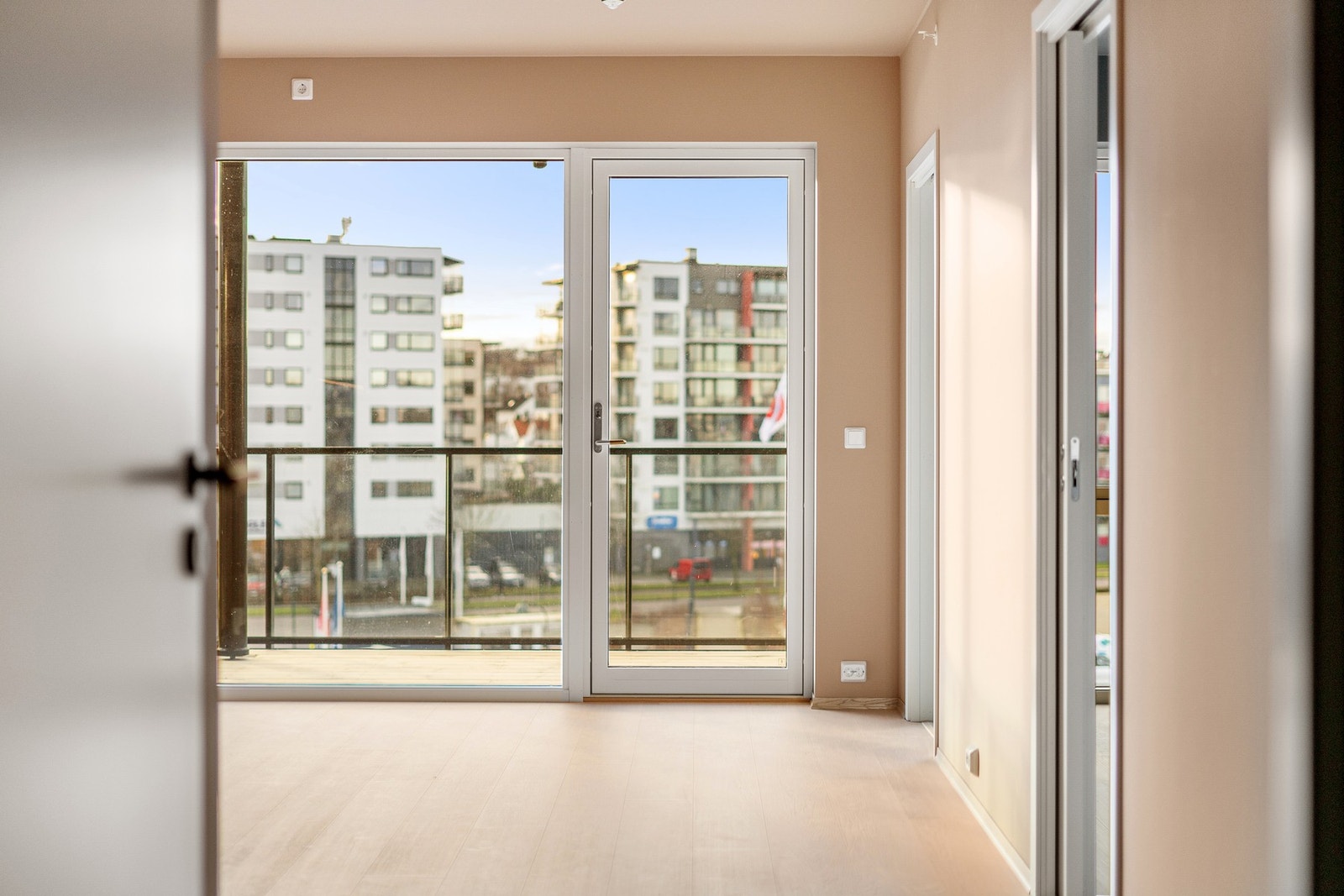 Boligen oppleves lys og luftig med store vindusflater som slipper inn rikelig med dagslys. Galleribilde