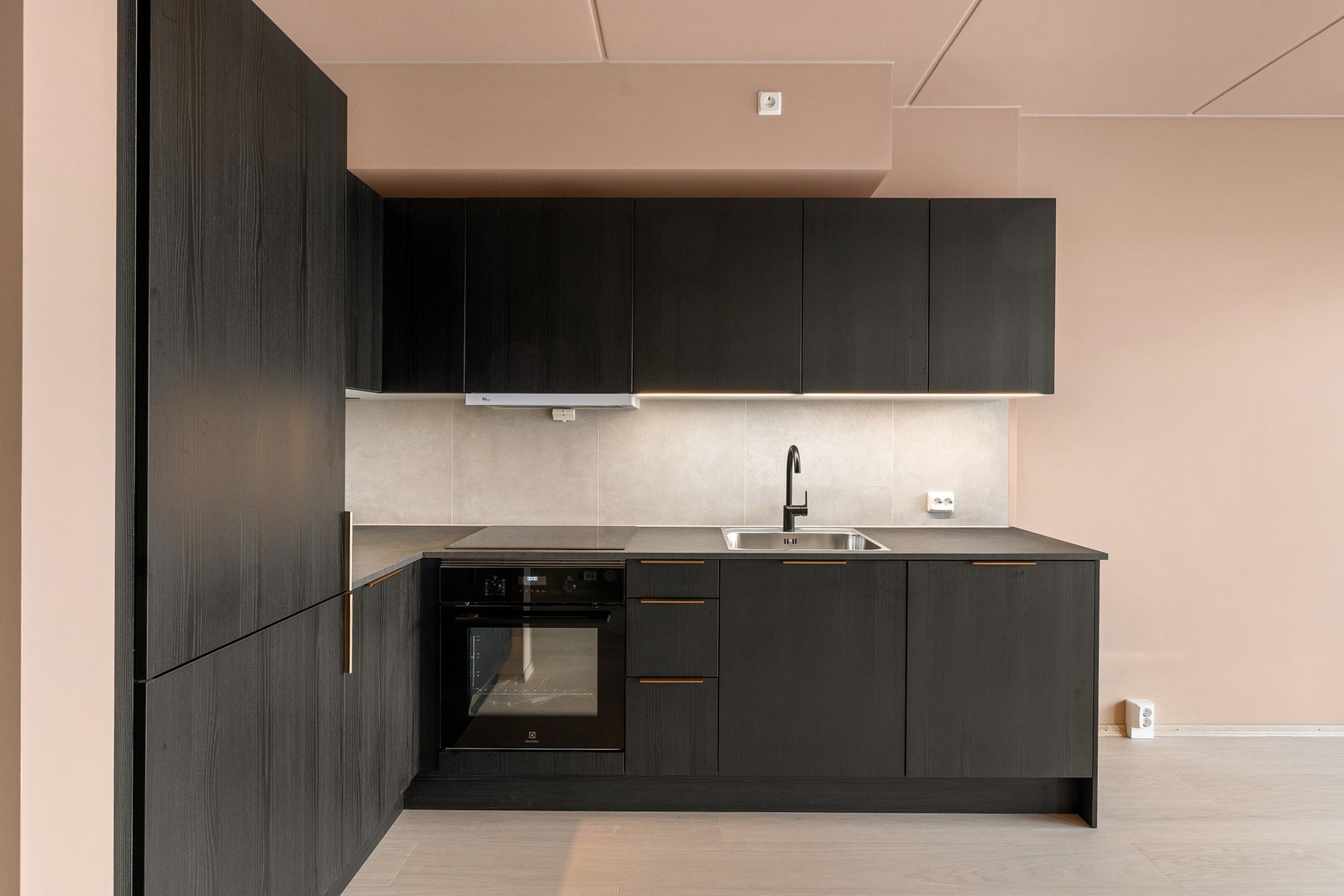 Kjøkkenet har integrerte hvitevarer som medfølger handelen. Galleribilde