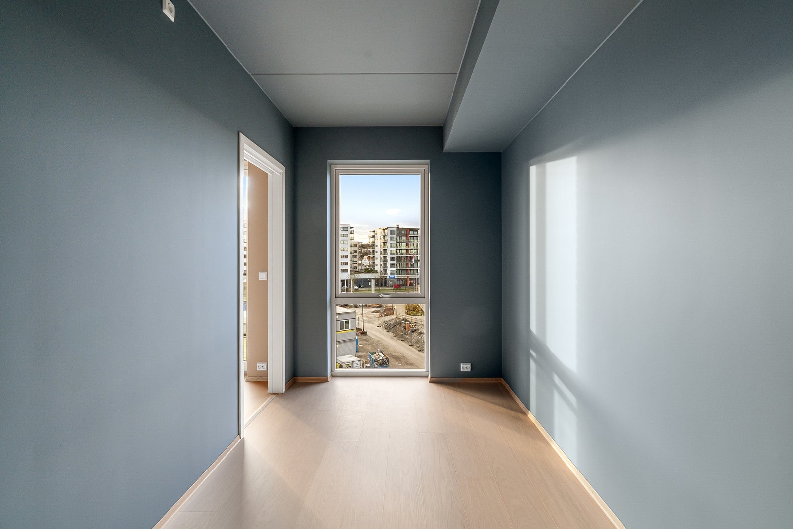 Hoved soverom malt i lys blåtone med store vindusflater. Galleribilde