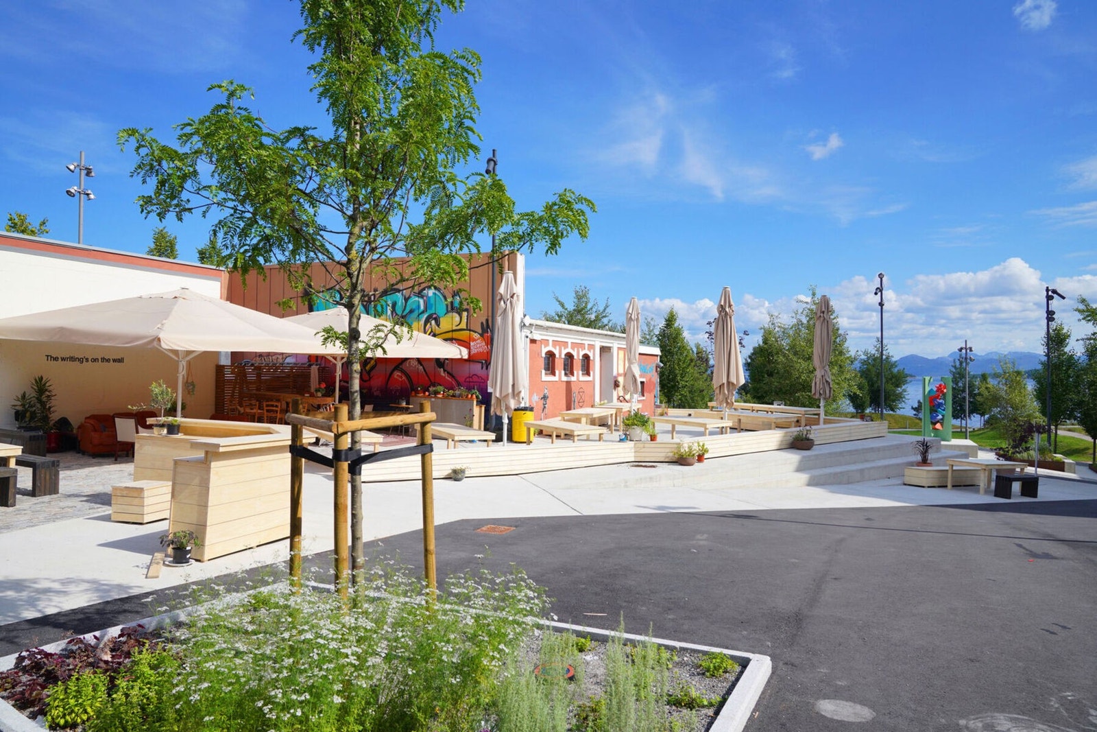 Like ved finner du det populære området rundt Tou Scene med uteservering med ølbaren "Øst. Galleribilde