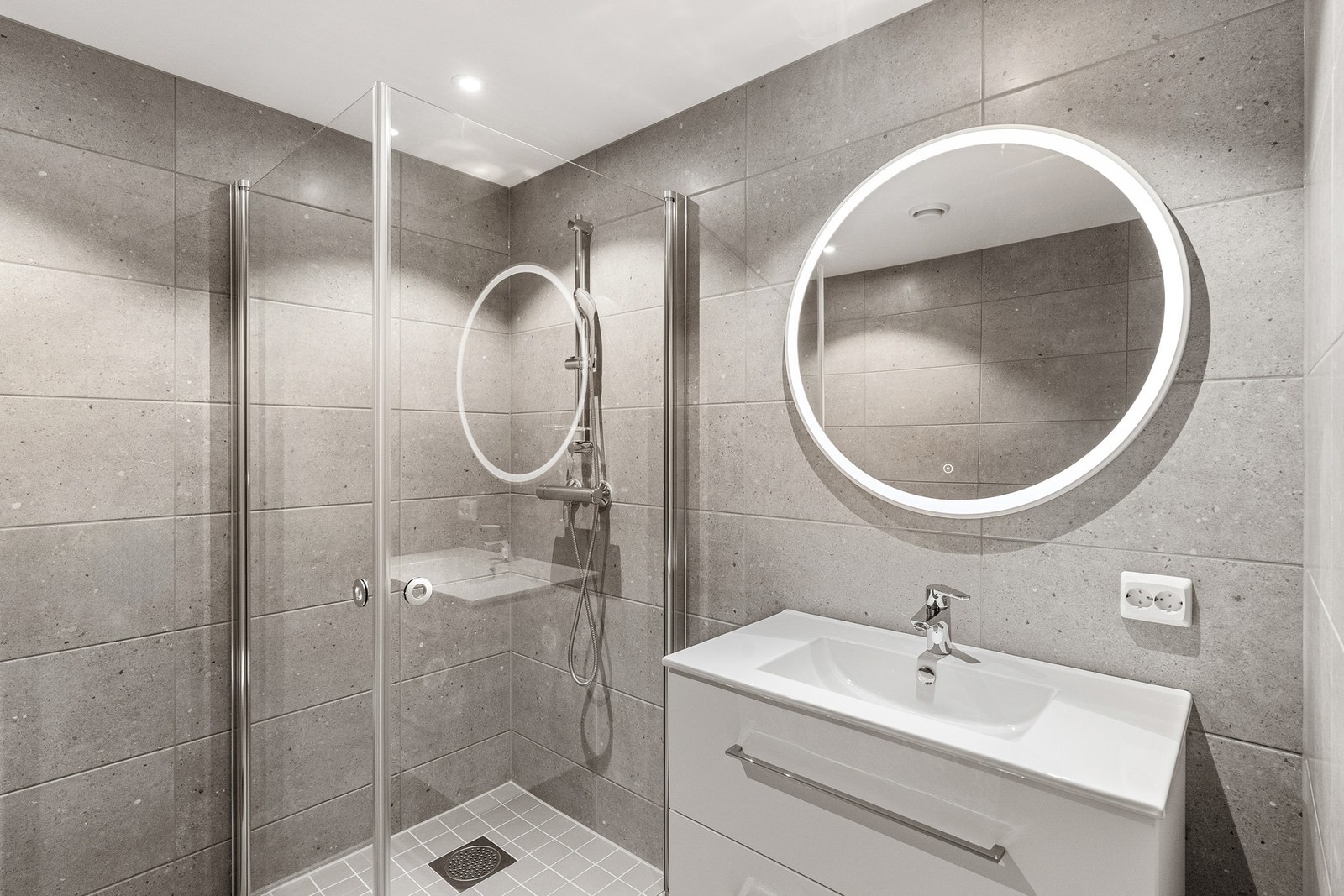 Moderne helflislagt bad. Galleribilde