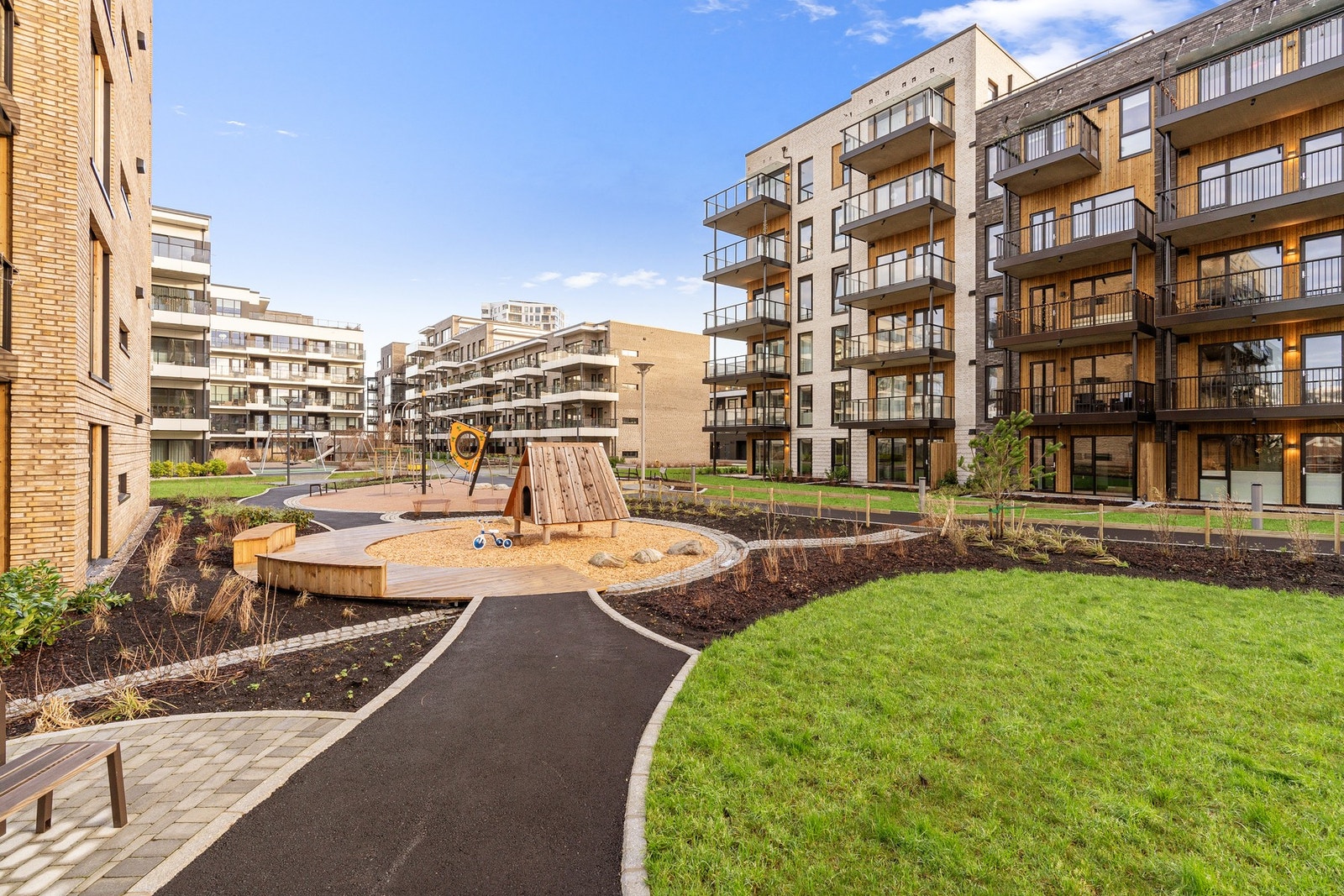 Pent opparbeidet uteområder som passer perfekt for store og små. Galleribilde