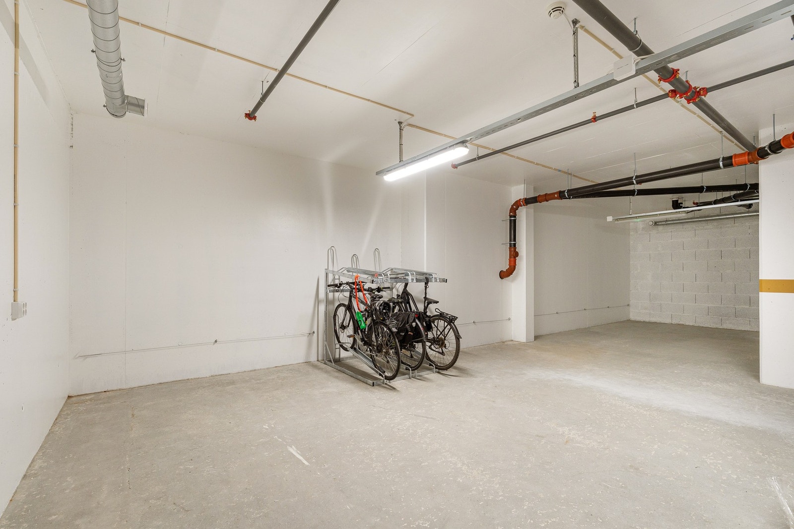 Felles sykkelparkering. Galleribilde