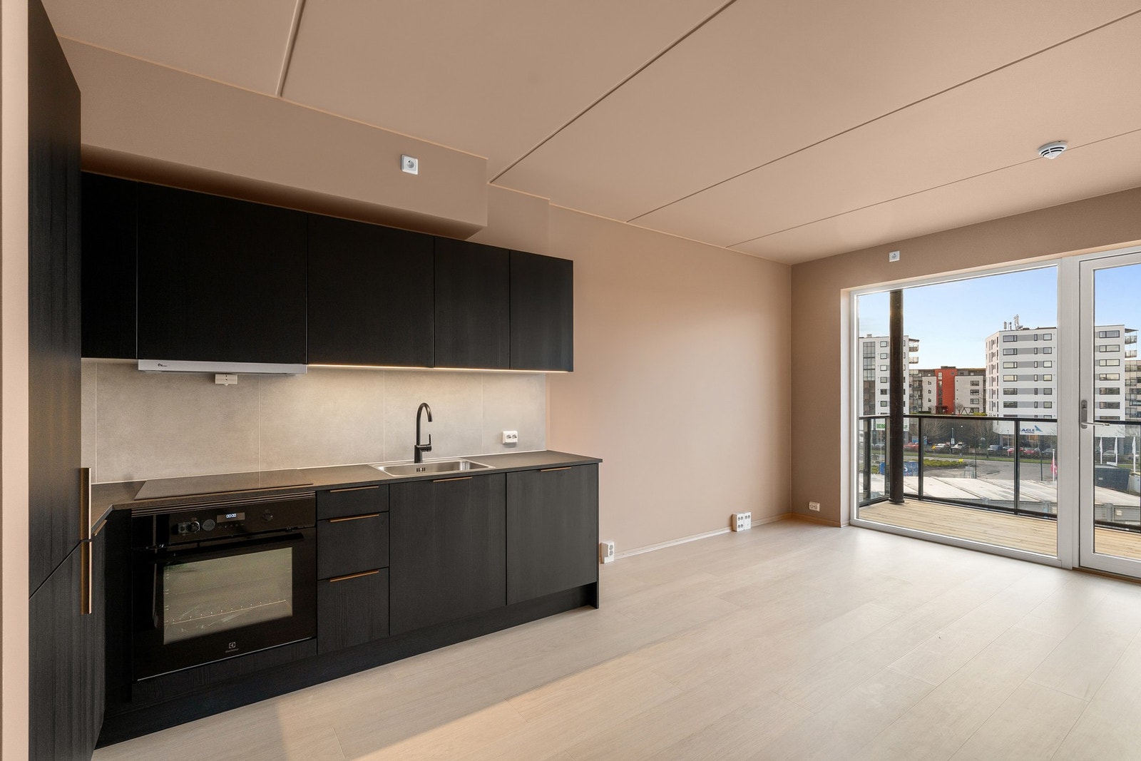 Leiligheten er lys og fin med malte vegger og tak i freshe farger. Galleribilde