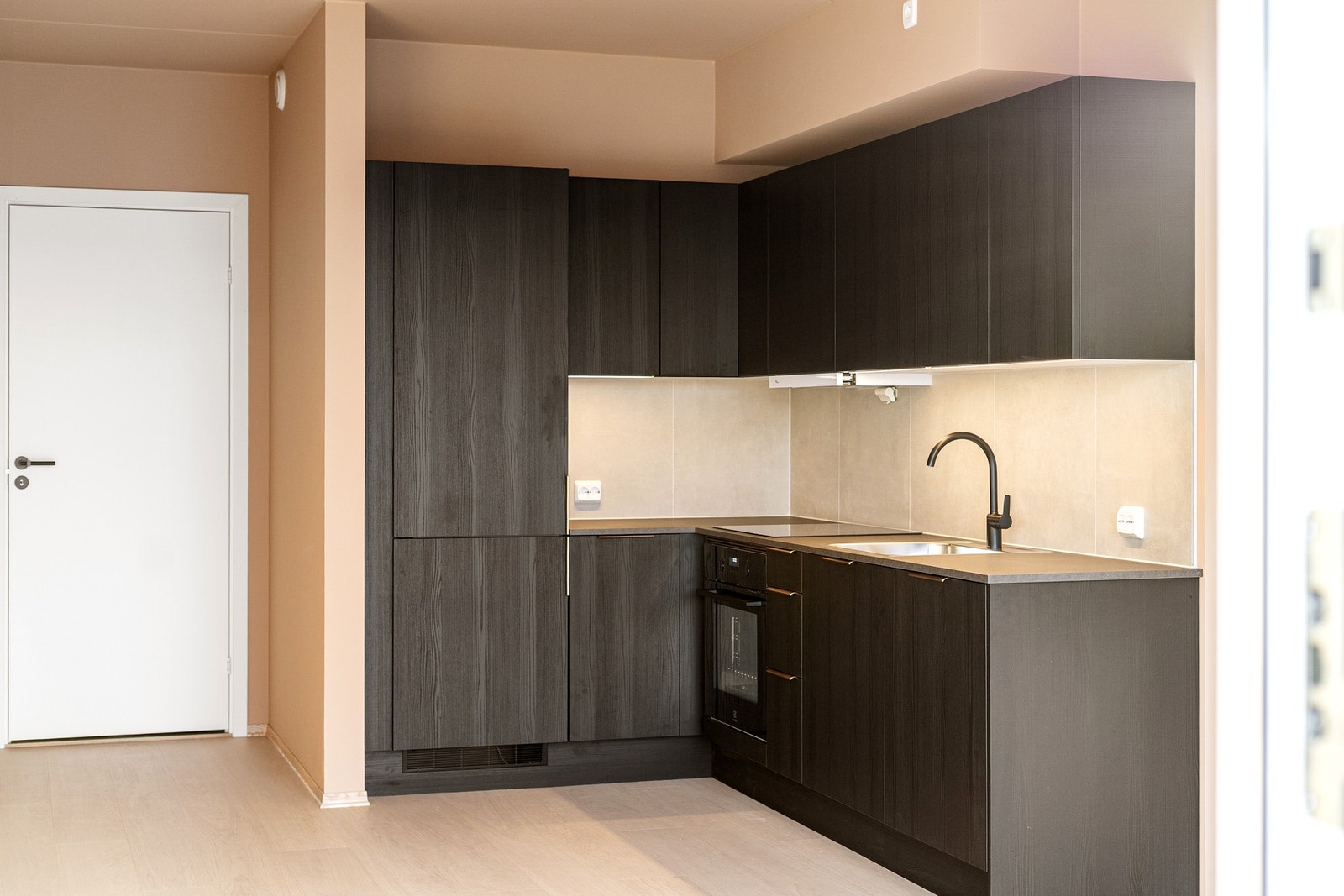 Kjøkkenet har rikelig med benke og oppbevaringsplass. Galleribilde