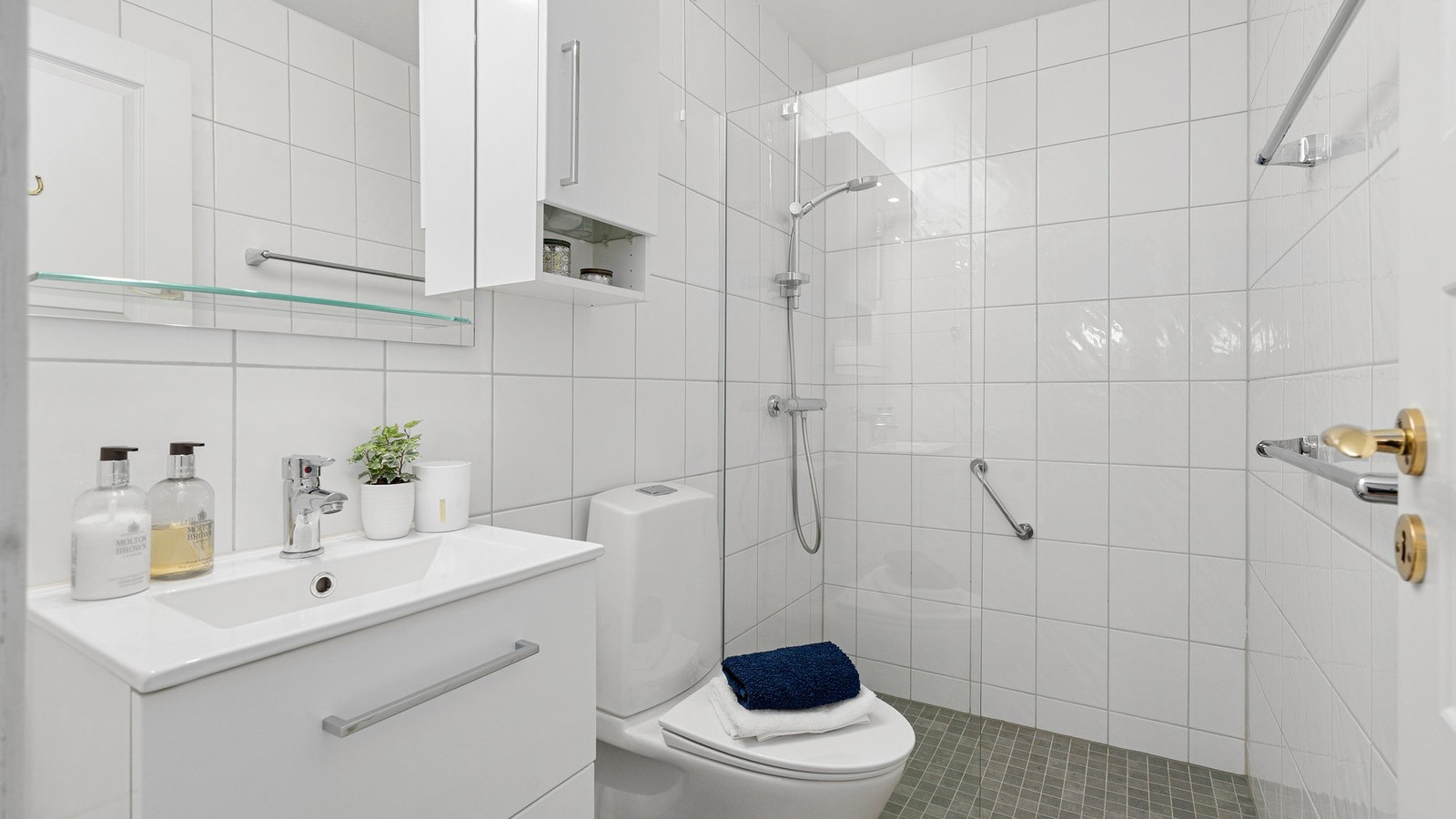 Bad/WC praktisk plassert ved entréen, mellom stuen og kjøkkenet Galleribilde