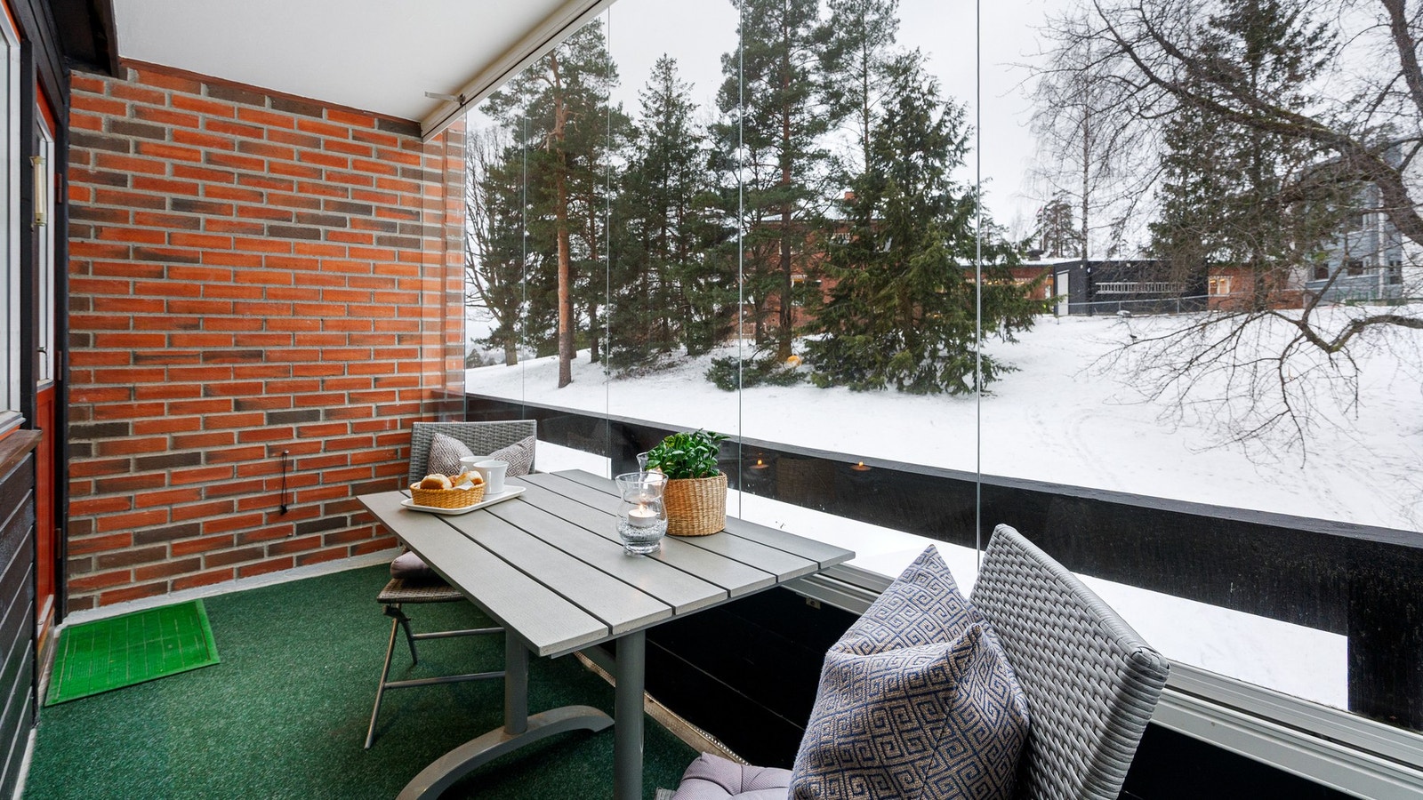 Innglasset balkong utenfor spisestuen med kveldssol på sommeren Galleribilde