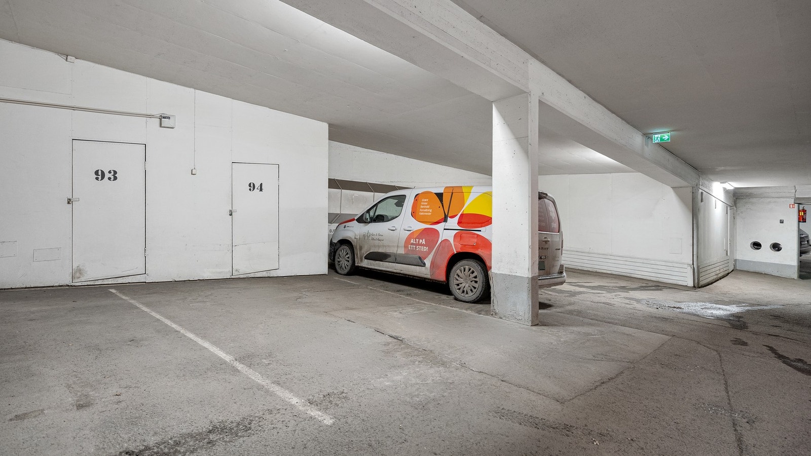 Plass 94 medfølger. Det går heis fra garasjen til alle etasjer. Det er to boder på innsiden av p-plassen Galleribilde