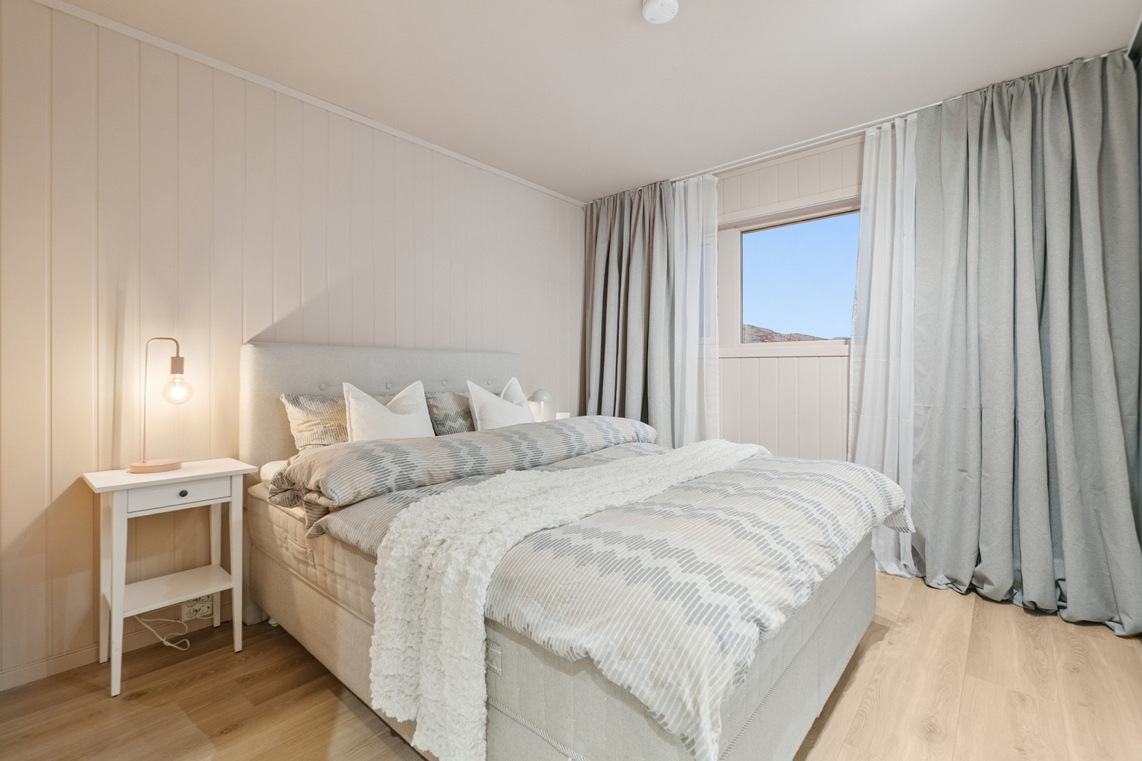 2 av soverommene er i underetasjen. Dette soverommet har adkomst til boligens terrasse i bakkant. Galleribilde