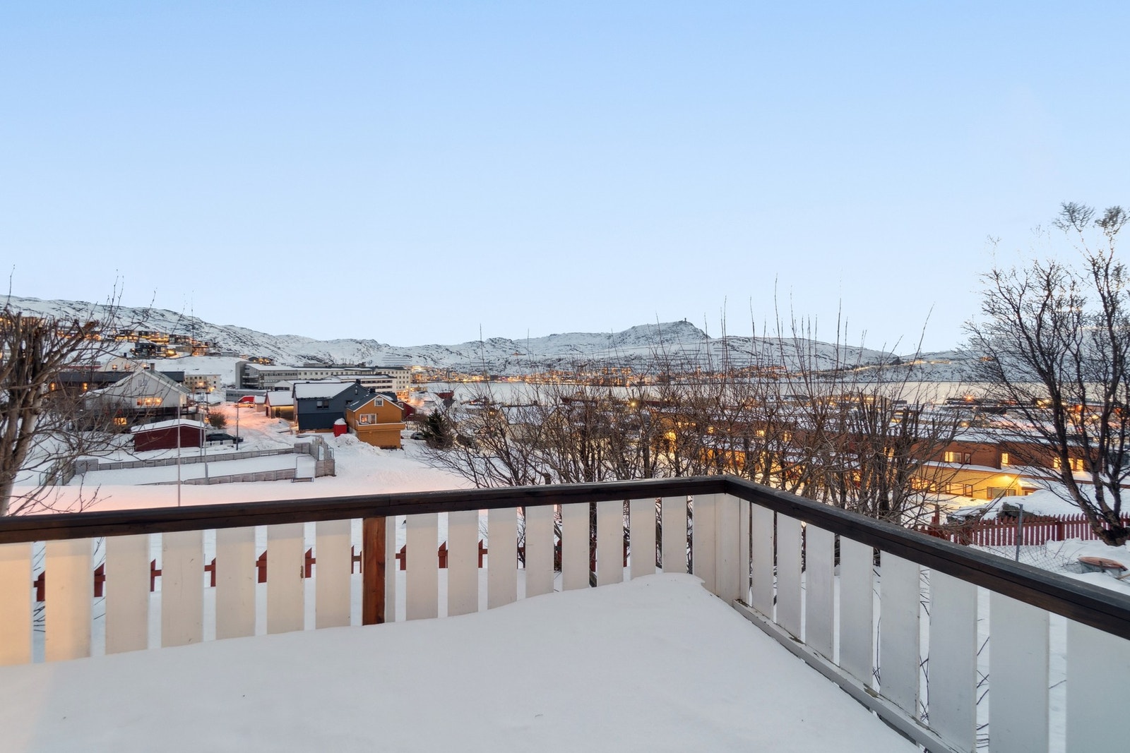 Eiendommen ligger i et etablert og familievennlig boligområde på Fuglenes. Det er gåavstand til flere barnehager, Fuglenes skole, Hammerfest VGS, Isbjørnhallen, nytt sykehus, dagligvare mm. Galleribilde