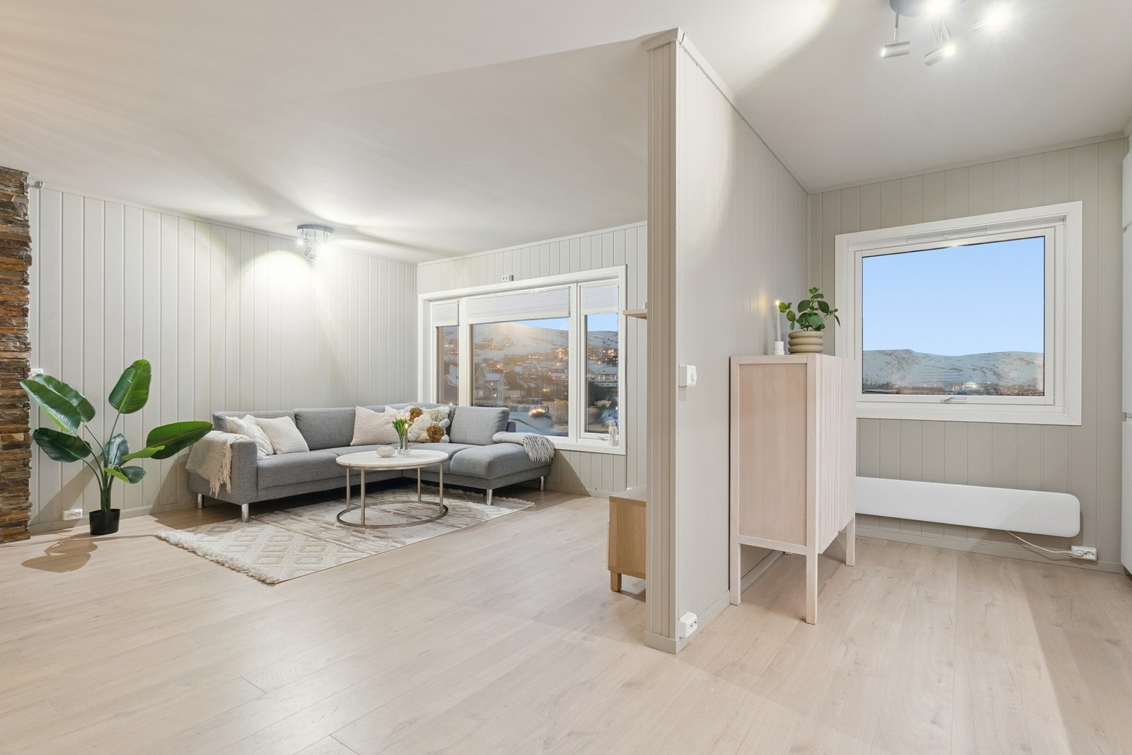 Like ved stuen i en delvis åpen planløsning finner du leilighetens kjøkken. Galleribilde