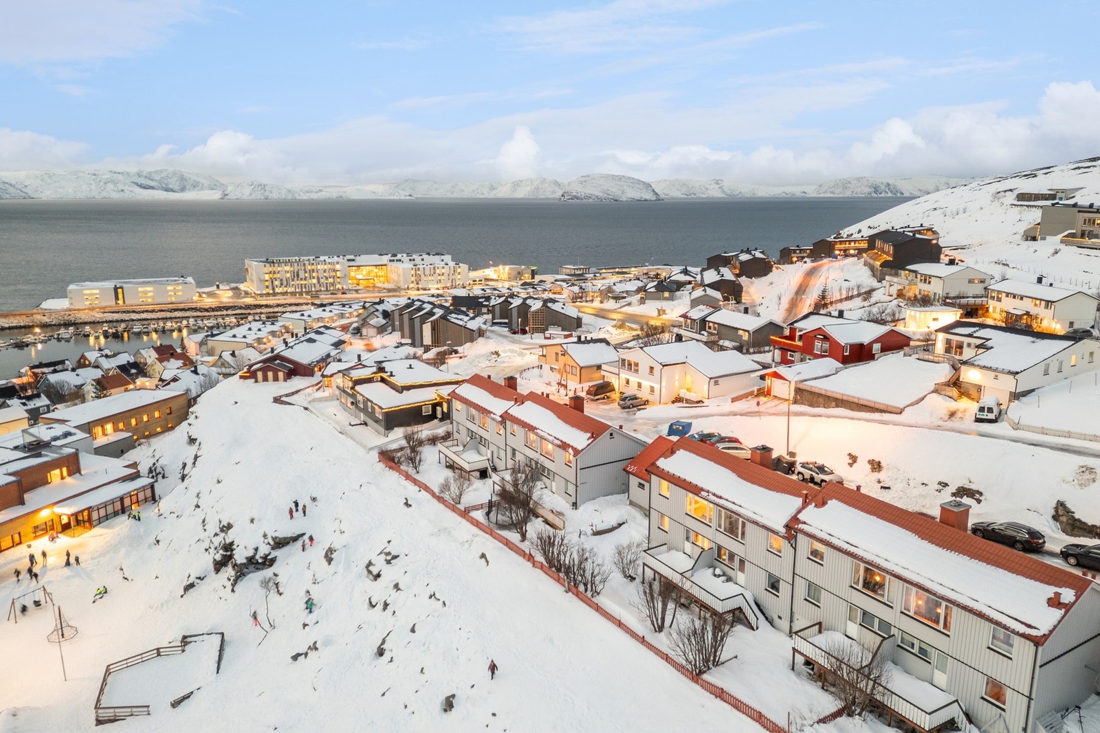Nærområdet kan by på små utflukter for store og små. Til alpinbakke, ski- og turløyper, ride-, flerbruks- og fotballhall er det ca. 5 min. med bil/buss. Galleribilde