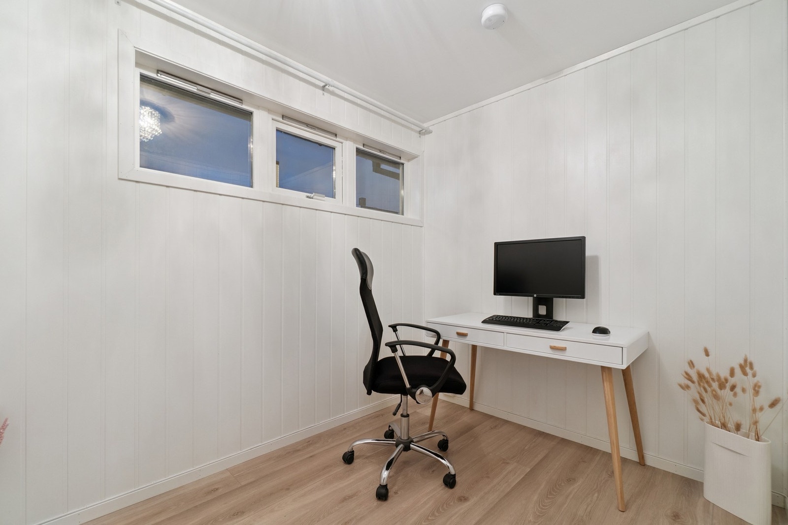 Ved boligens entré/gang finner du det tredje soverommet, som i dag benyttes som kontor. Galleribilde