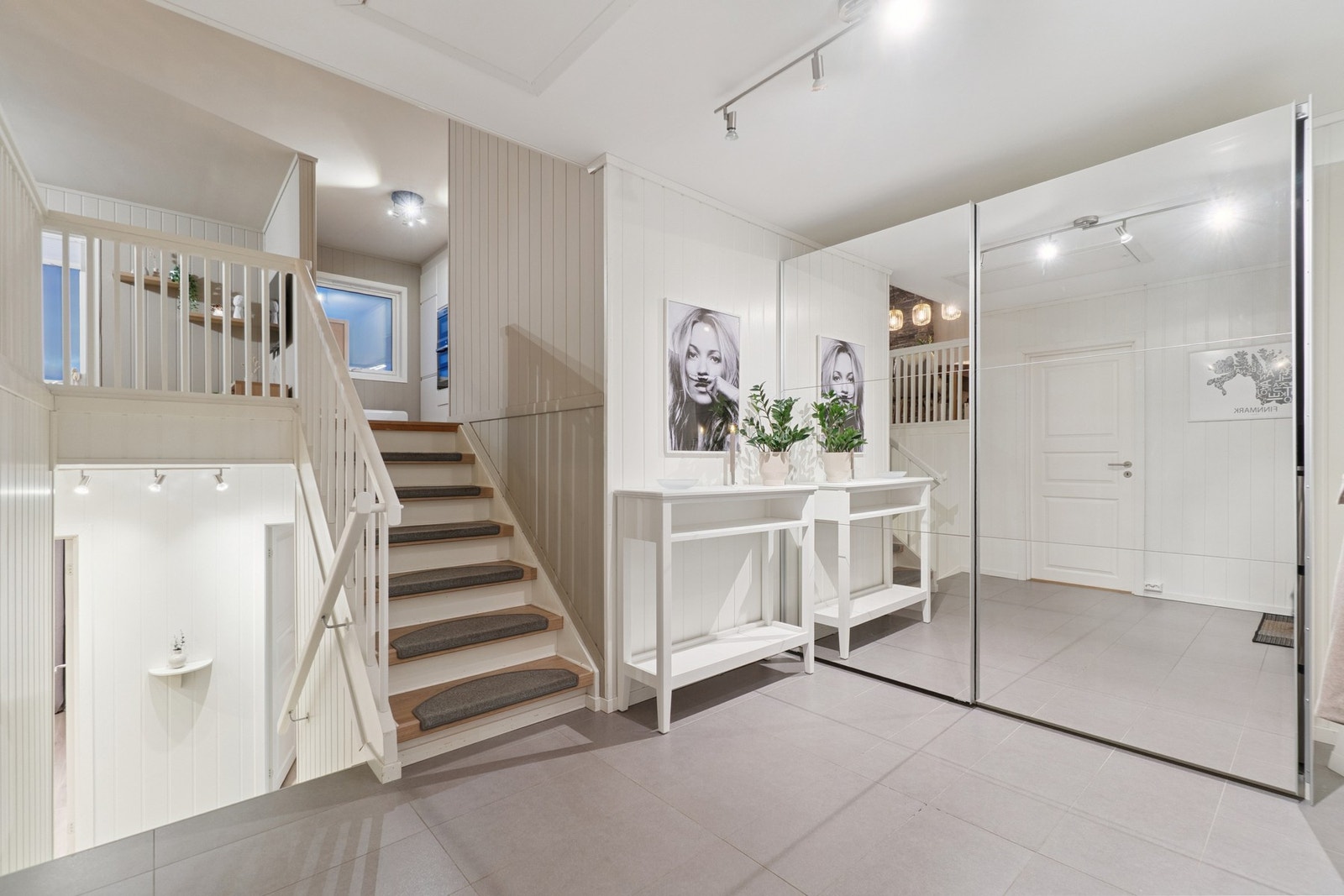 Inn entréen møter du en luftig og romslig gang med adkomst til ett av boligens soverom til venstre, og trappegang til øvrige halvplan rett frem. Galleribilde