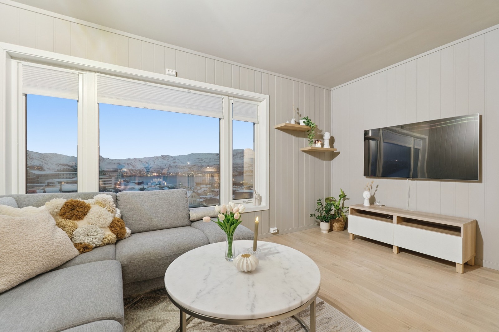 Planløsningen er fordelt på 4 halvplan. Stuen finner du på boligens øverste plan. Galleribilde