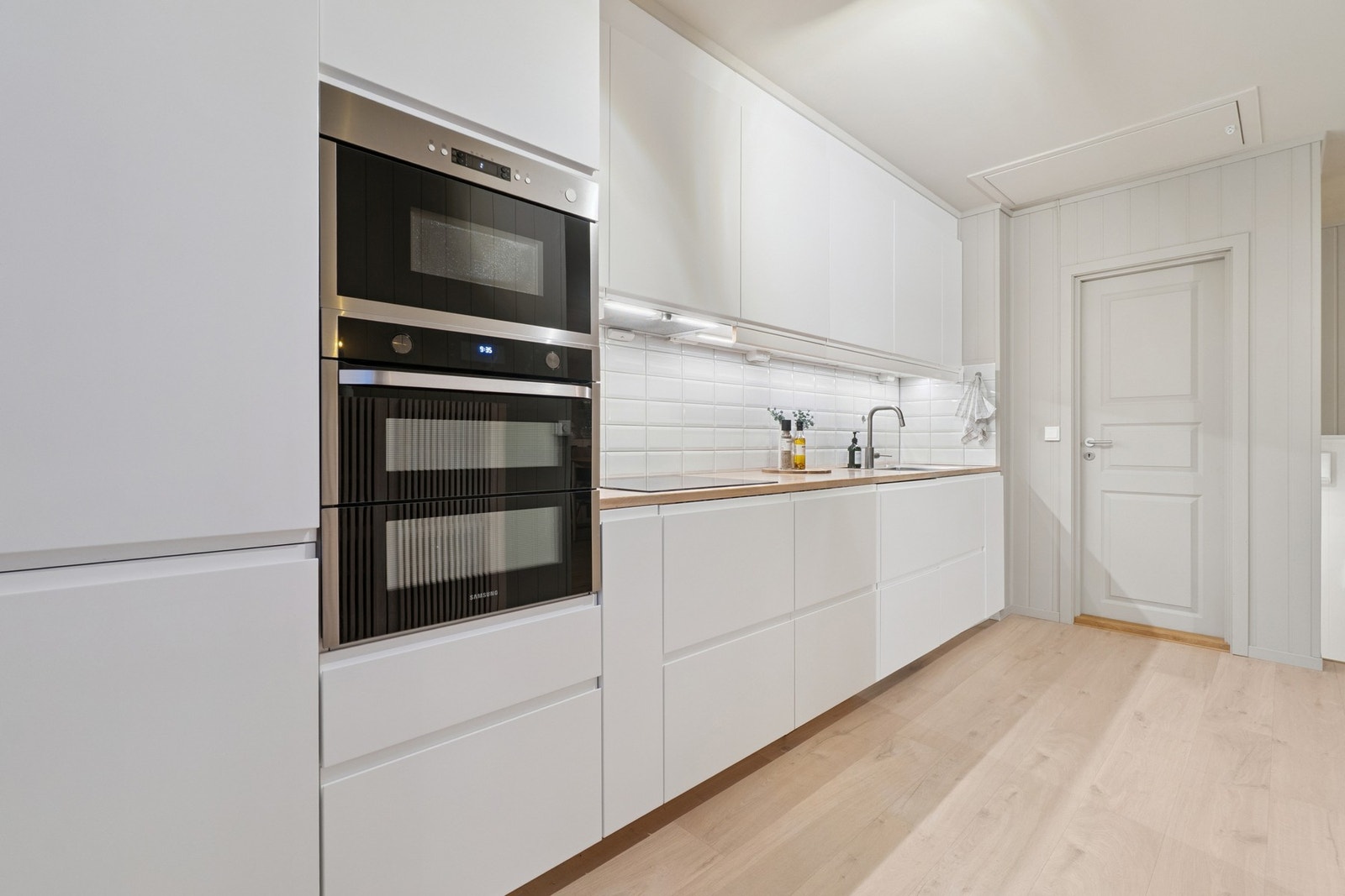 Kjøkkeninnredningen er fra Ikea med voxtorp-fronter, mens benkeplaten er en hvitoljet eikekplate fra Montèr. Galleribilde