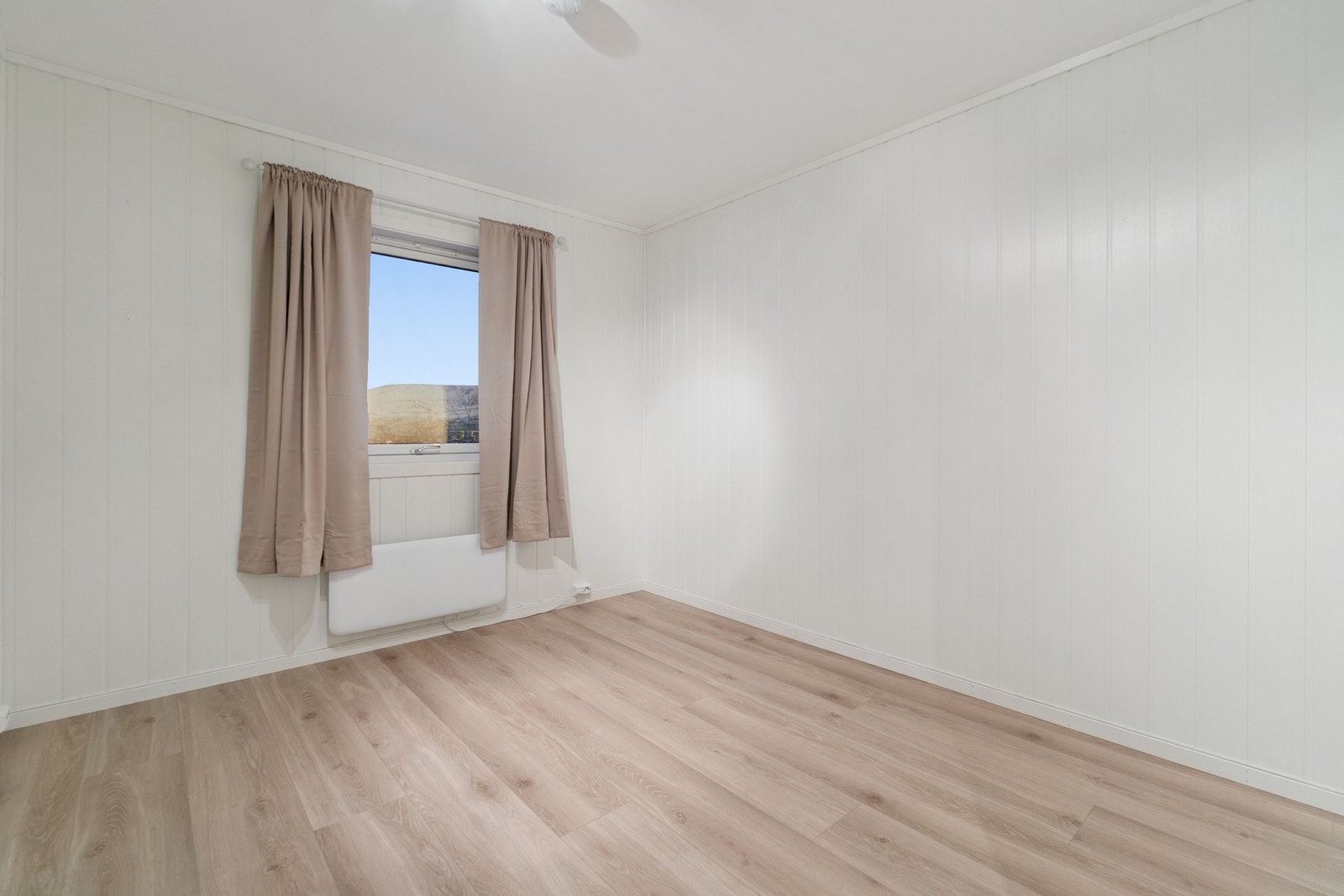 Soverommene i underetasjen er romslige og har god plass for ulike senge- og garderobeløsninger, samt eventuelt skrivebord og øvrig inventar. Galleribilde