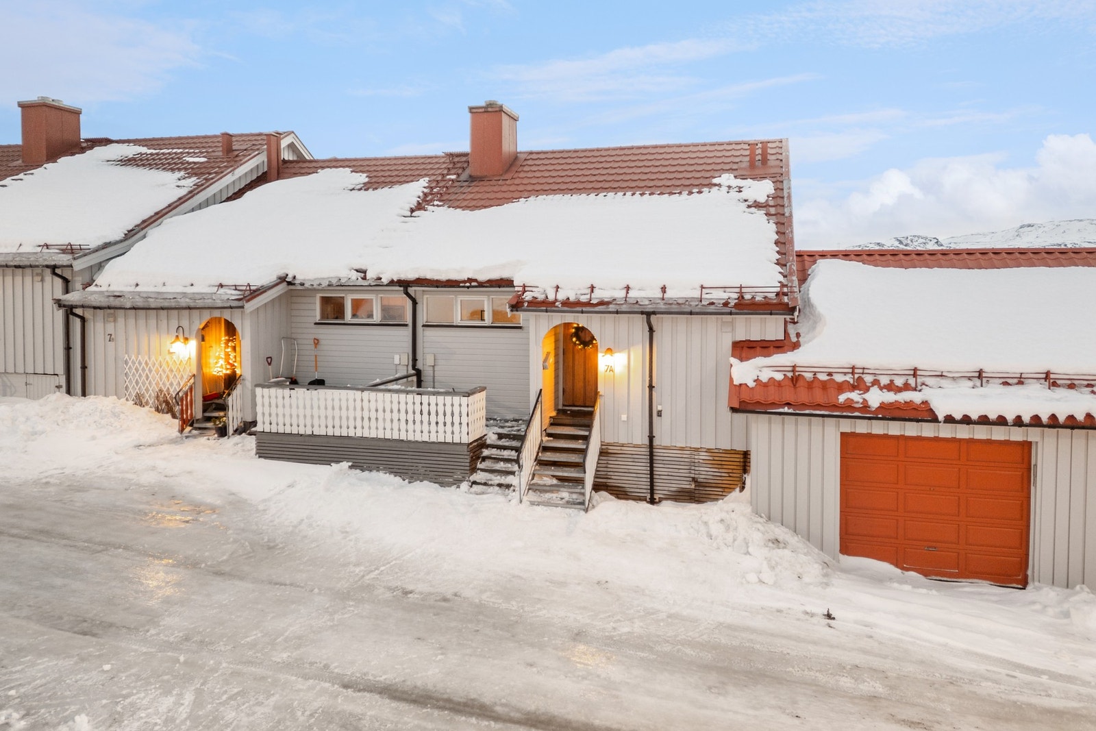 Inn til boligen finner du en terrasse i front, og et overbygget inngangsparti som verner godt mot vær og vind. I vindfanget finner du boligens entré og en utebod for praktisk oppbevaring av utstyr, sesongdekk, o.l. Galleribilde