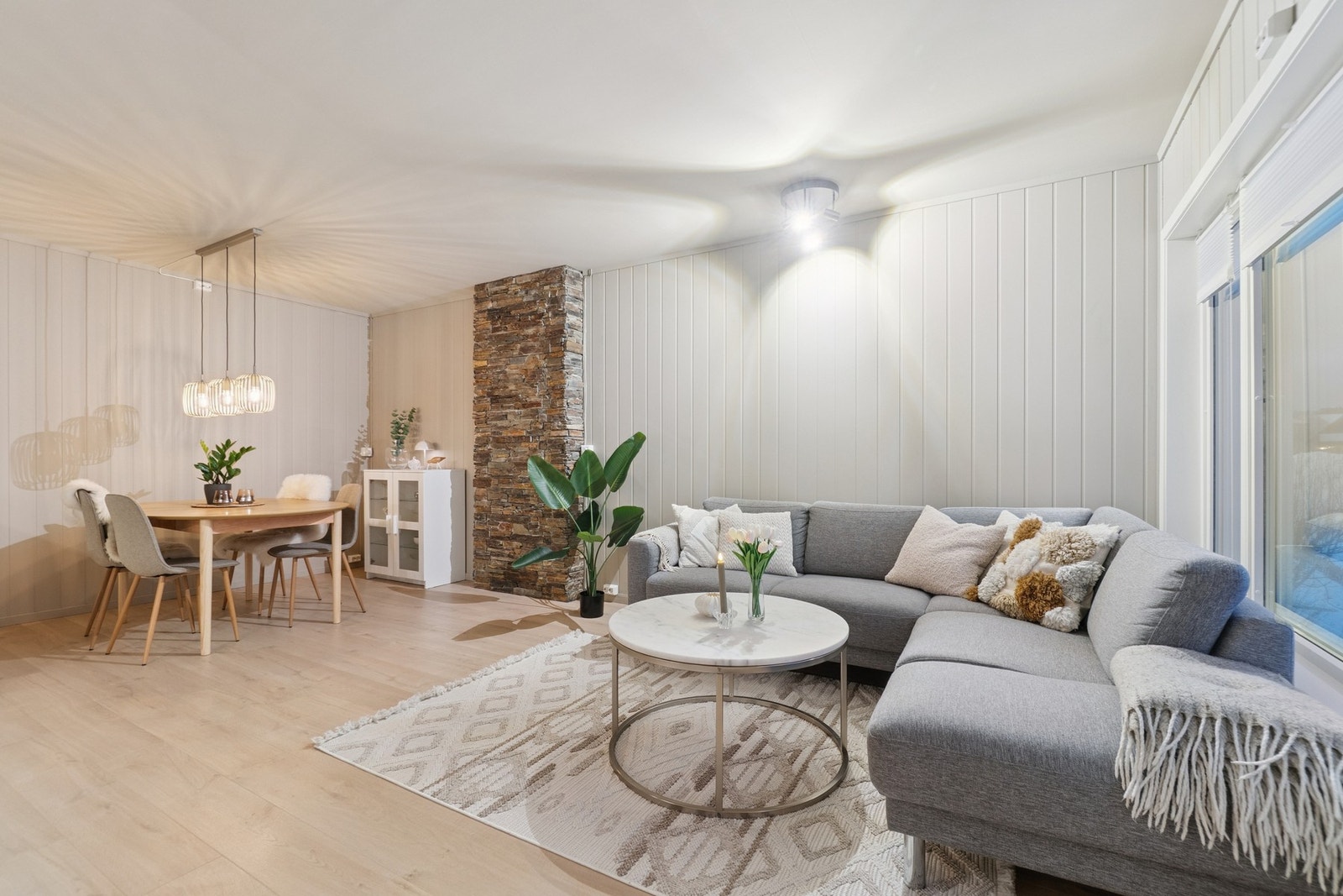 Stuen er utformet i en rektangulær form med mulighet for en spisestue og sofakrok på samme plan. Galleribilde