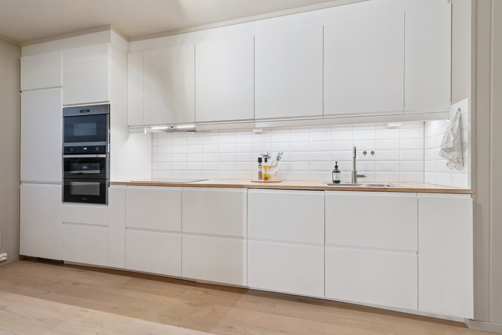 Av hvitevarer finner du integrert stekeovn, mikrobølgeovn, kjøle-/fryseskap, oppvaskmaskin og platetopp. Galleribilde