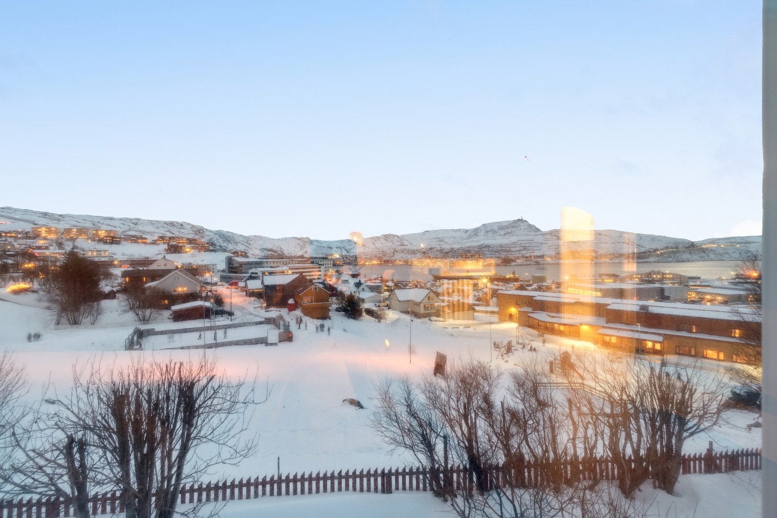 Fra stuen får du en flott utsikt over Hammerfest sentrum og havnebassenget gjennom de store vindusflatene. Galleribilde