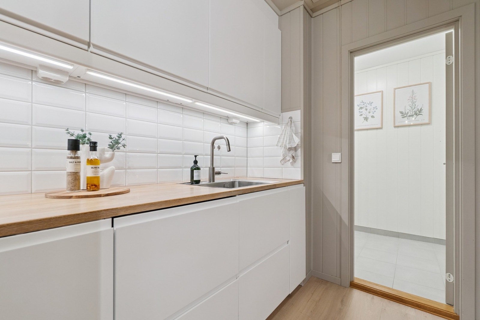 Leiligheten har et eget vaskerom ved kjøkkenet, som er utstyrt med opplegg for vaskemaskin, plass til tørketrommel, skapplass, og ventilasjon gjennom en ventil i himlingen. Galleribilde