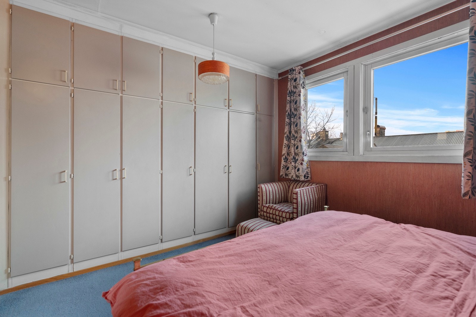 Det er god lagringsplass og det står i dag oppført et integrert garderobeskap. Galleribilde