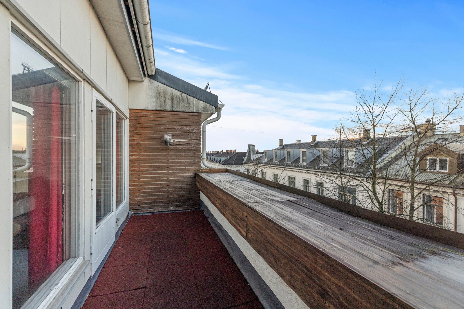 Den vestvendte balkongen strekker seg over 7,4 kvm. Galleribilde