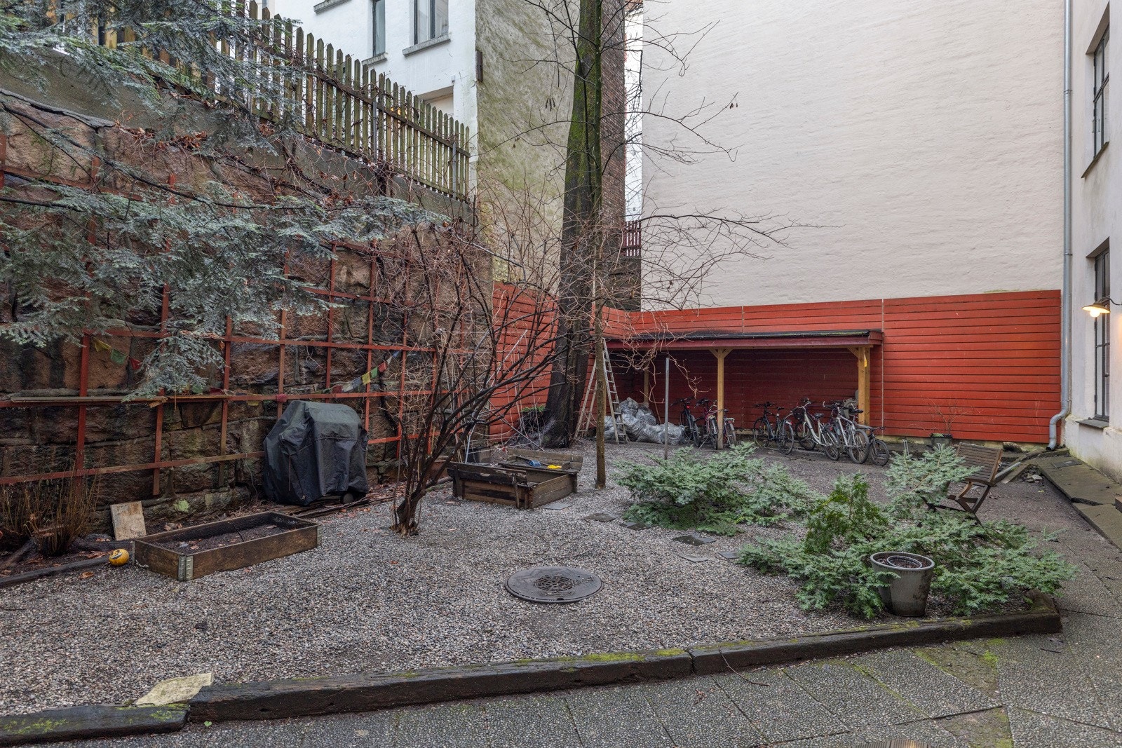 I bakgården er det tilstrettelagt for sykkelparkering for beboerne, samt noe beplantning. Galleribilde