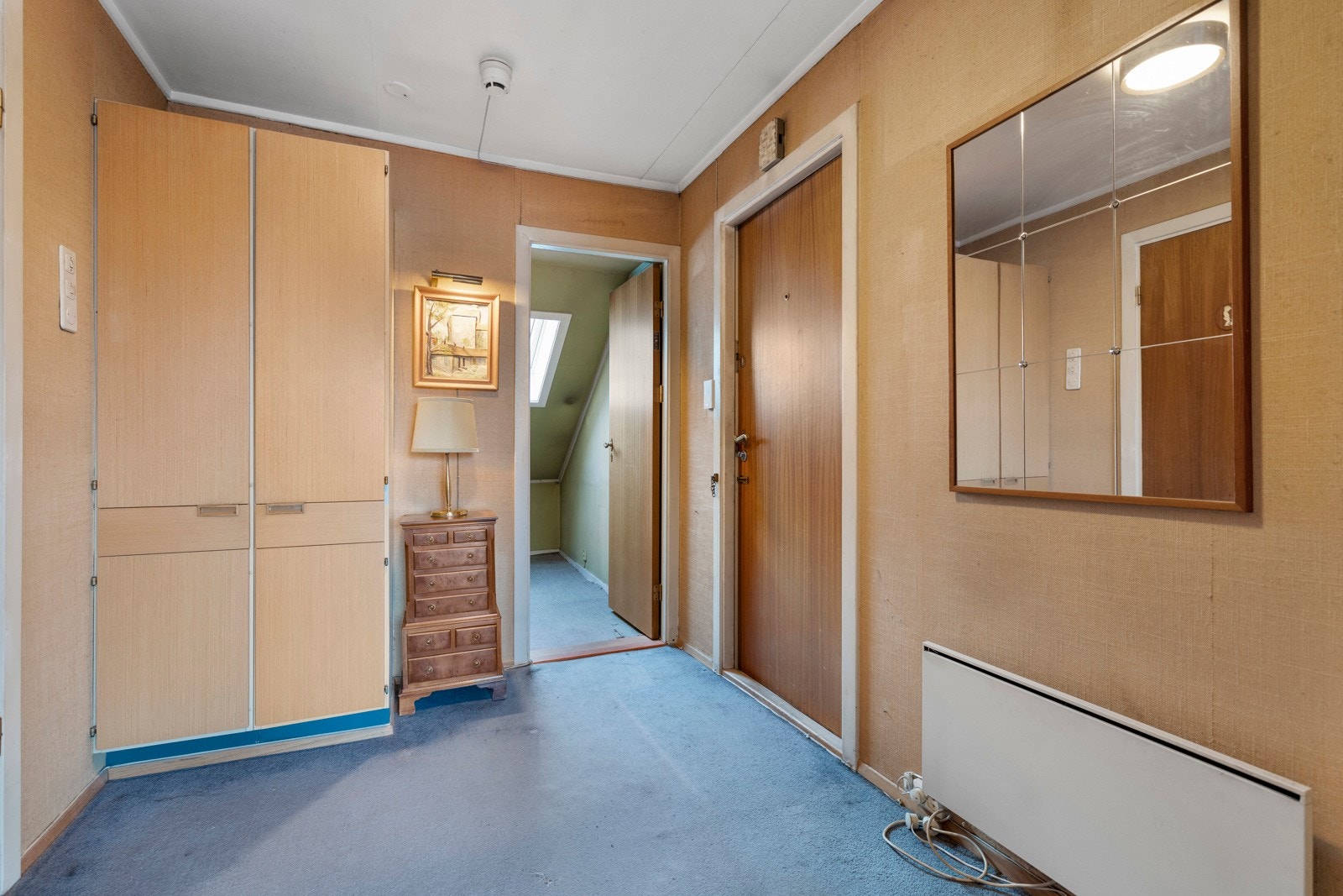 Her er det teppe på gulv og plass til å henge fra seg yttertøy i et praktisk garderobeskap. Galleribilde