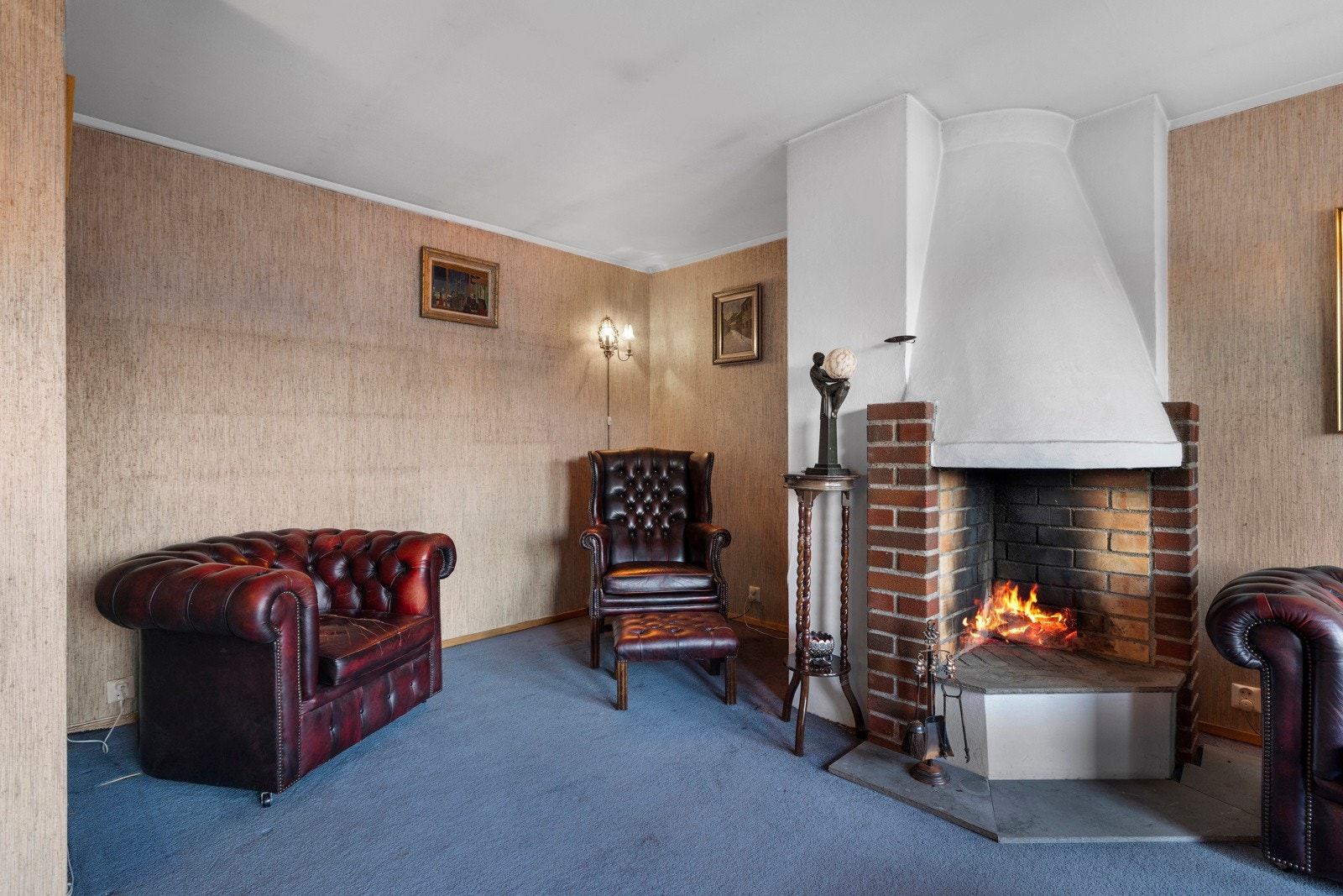 Stuen har åpen peis for vedfyring. Galleribilde