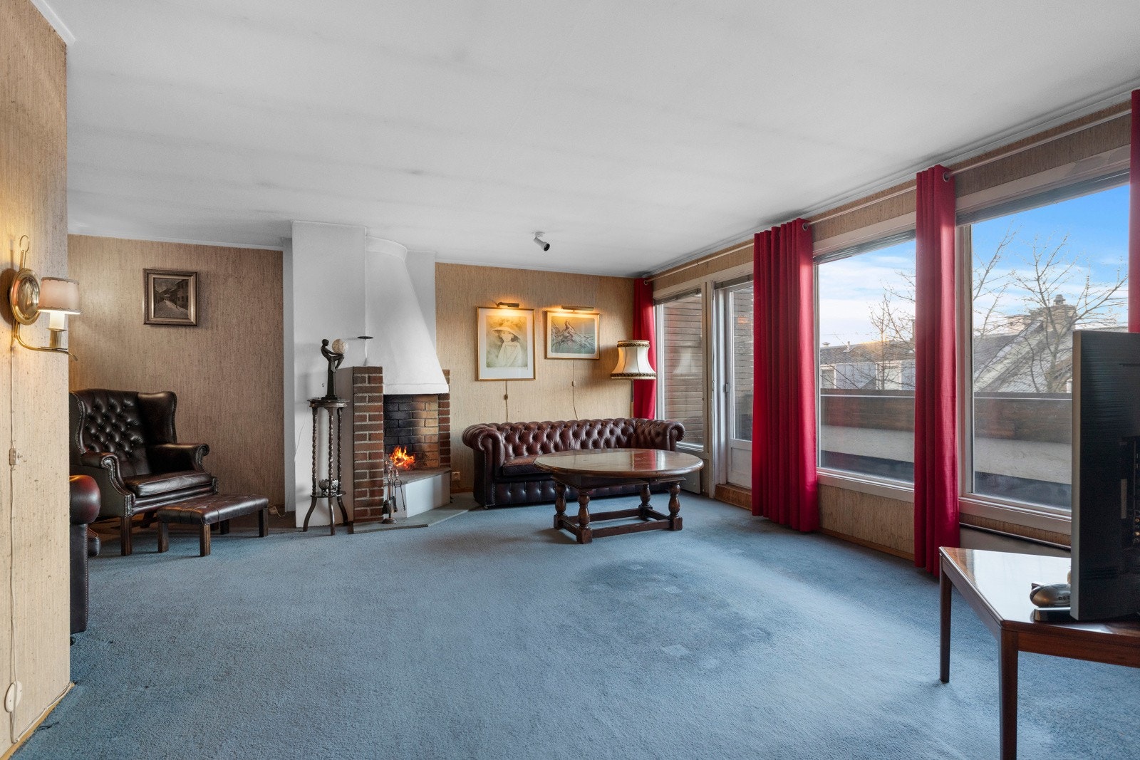 Stuen er også oppført med teppe på gulv og vegger med strie/tapet. Galleribilde