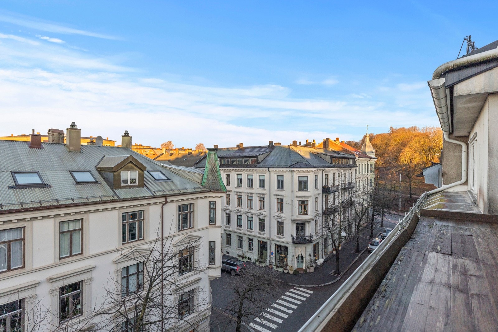 Den vestvendte balkongen strekker seg over 7,4 kvm. Galleribilde