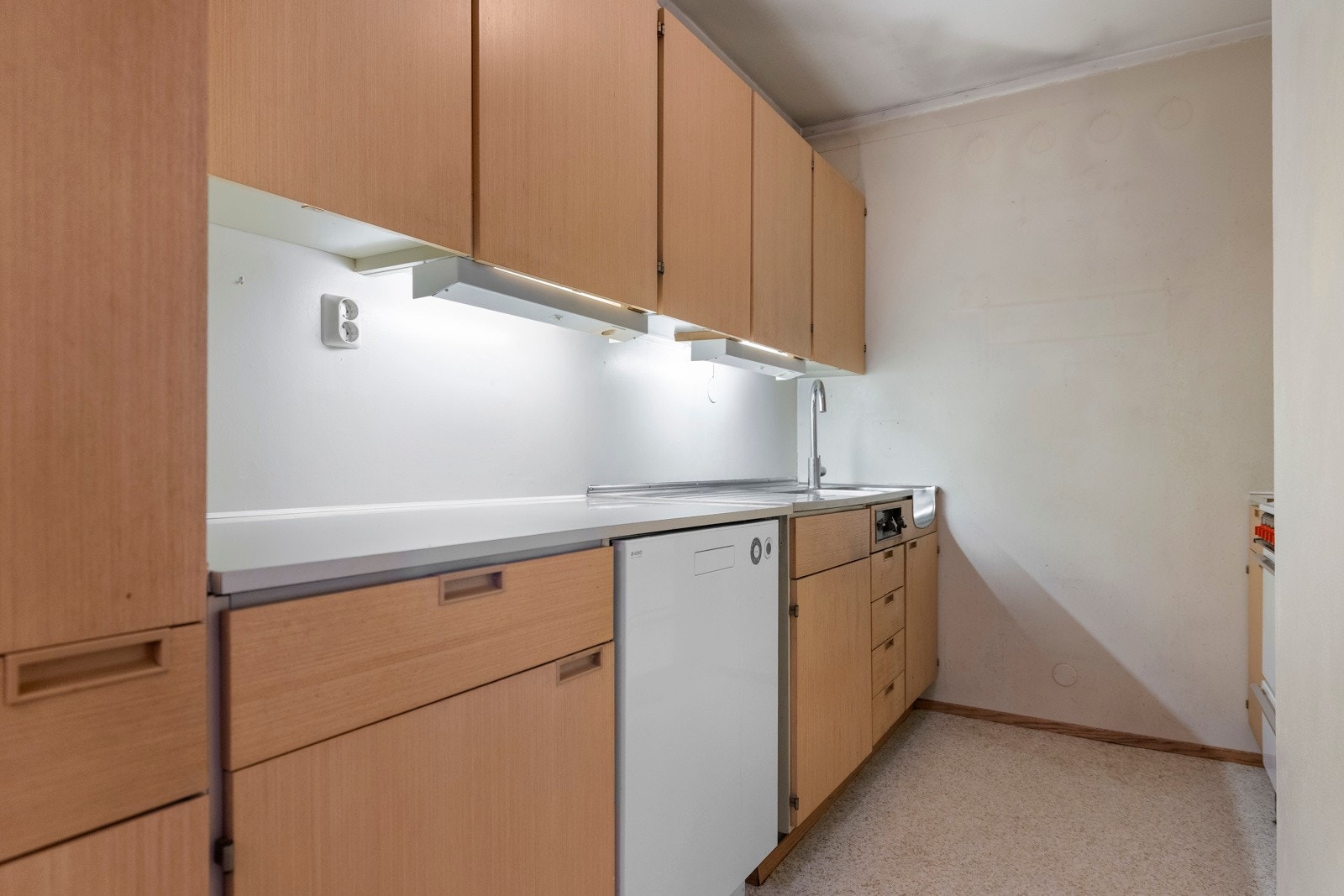 Kjøkkenet er av eldre standard som antas å være fra 1972. Galleribilde