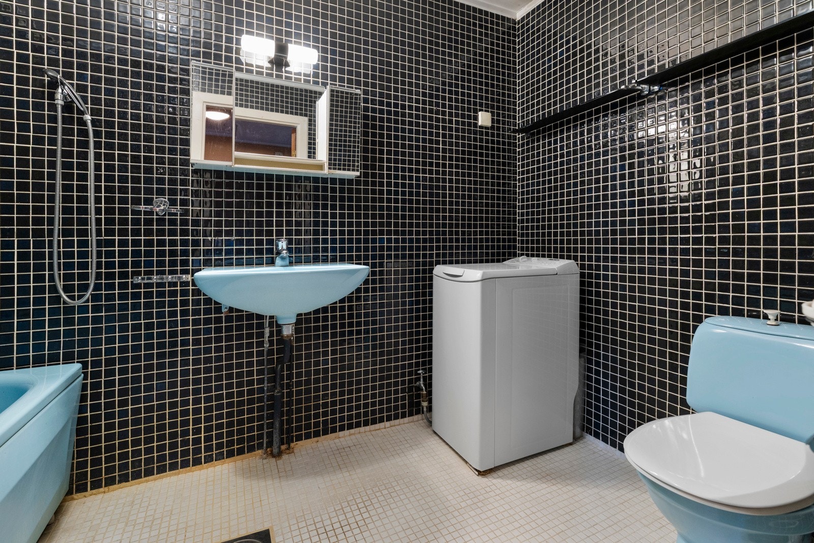 Baderom med behov for oppussing. Galleribilde