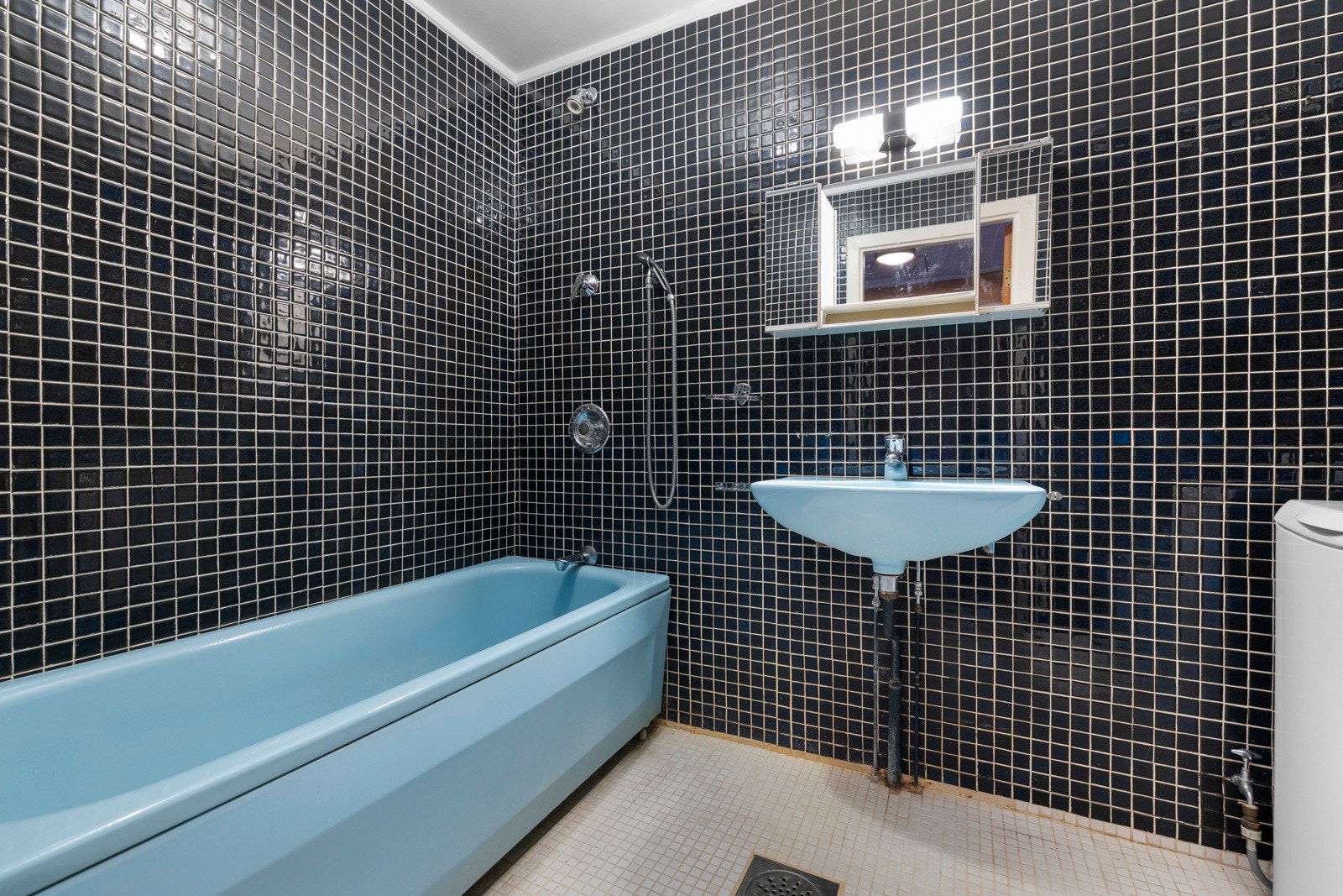 Baderom med behov for oppussing. Galleribilde