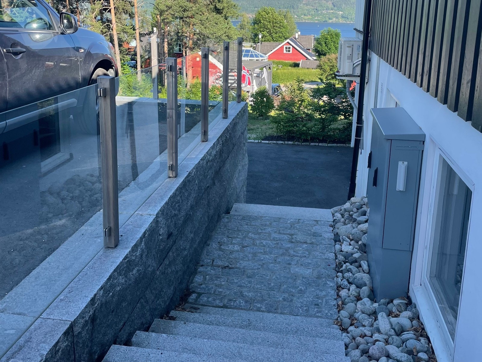 Trapp ned til leilighet, ved siden av P-plass Galleribilde