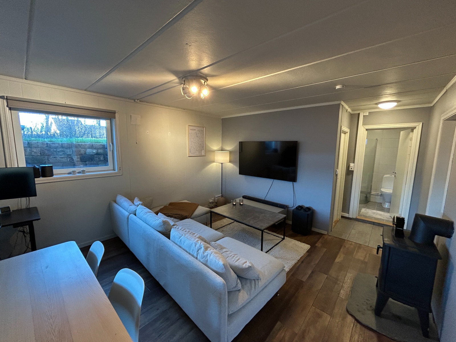 Koselig stue med peis Galleribilde