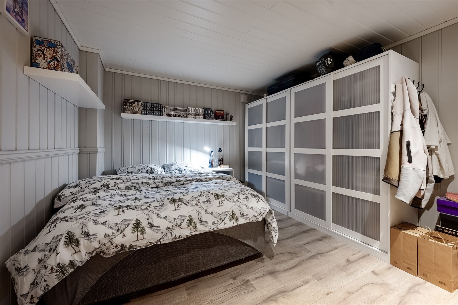 Kjelleren har to rom som er innredet og benyttet til soverom, men som er angitt med andre formål på tegning Galleribilde