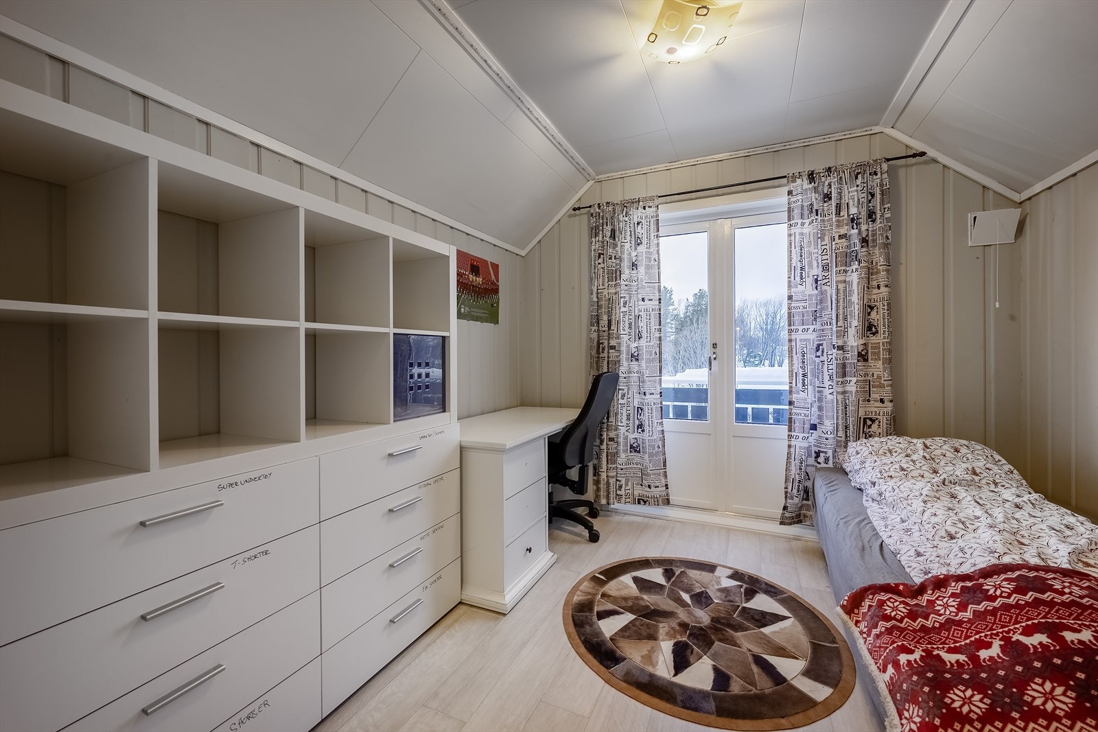 Etasjens minste soverom er ca. 8 m² og har utgang til vestvendt balkong Galleribilde