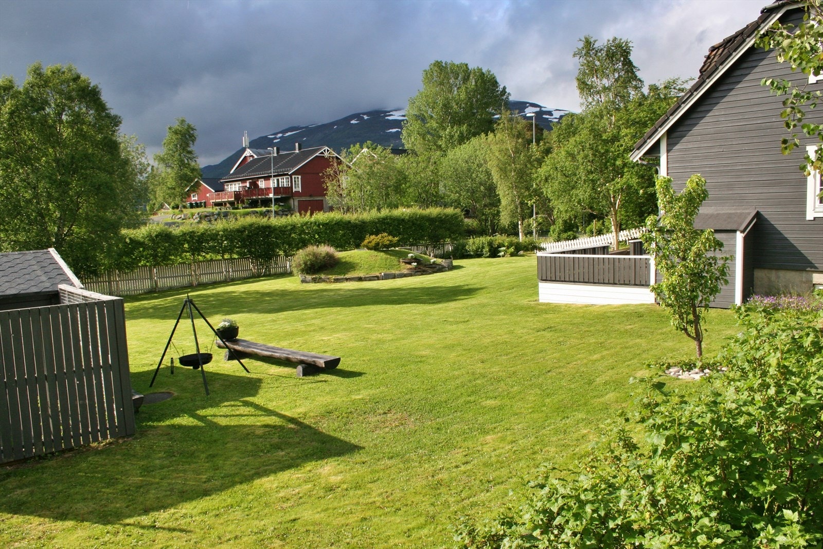 Stor og pent opparbeidet hage Galleribilde