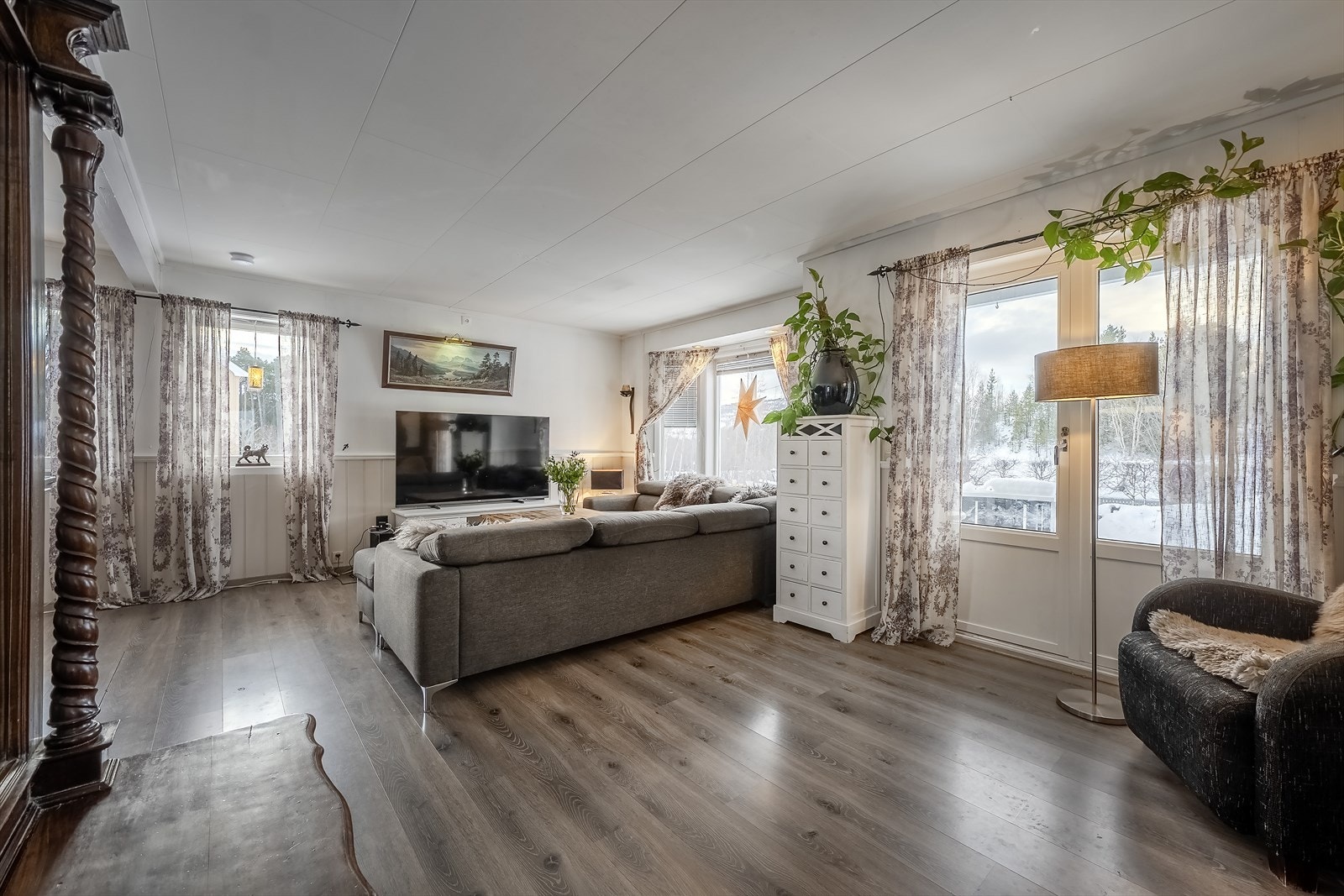 Romslig stue med utgang til vestvendt veranda og hage Galleribilde